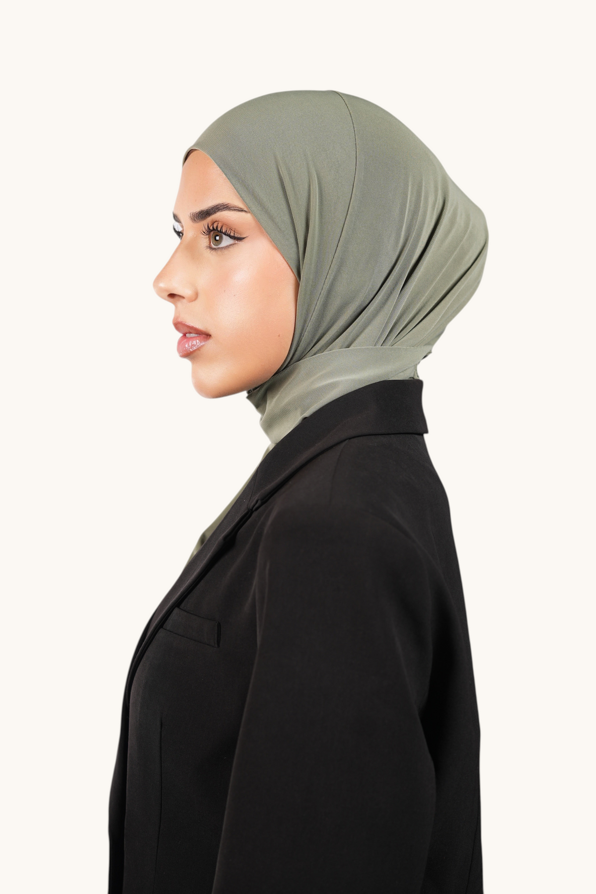 Olivgrüner Instant-Hijab von Losyana.Shop, weich und bequem, zeigt den Hijab in gefaltetem Zustand auf weißem Hintergrund