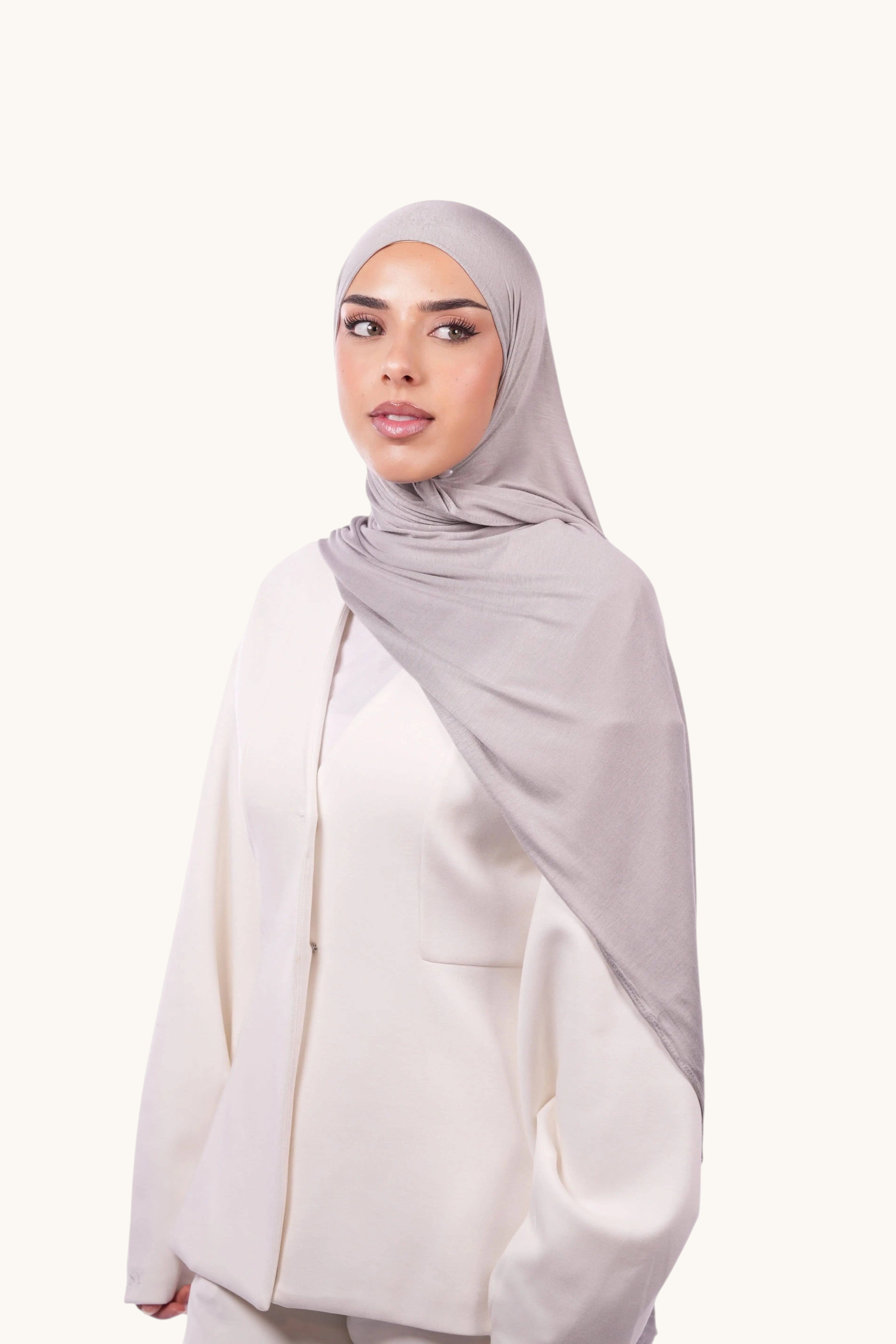 Bambus Jersey in Nude Grau von Losyana.Shop, weiches und nachhaltiges Stoffmaterial, Nahaufnahme des Textilmaterials und Farbtöne