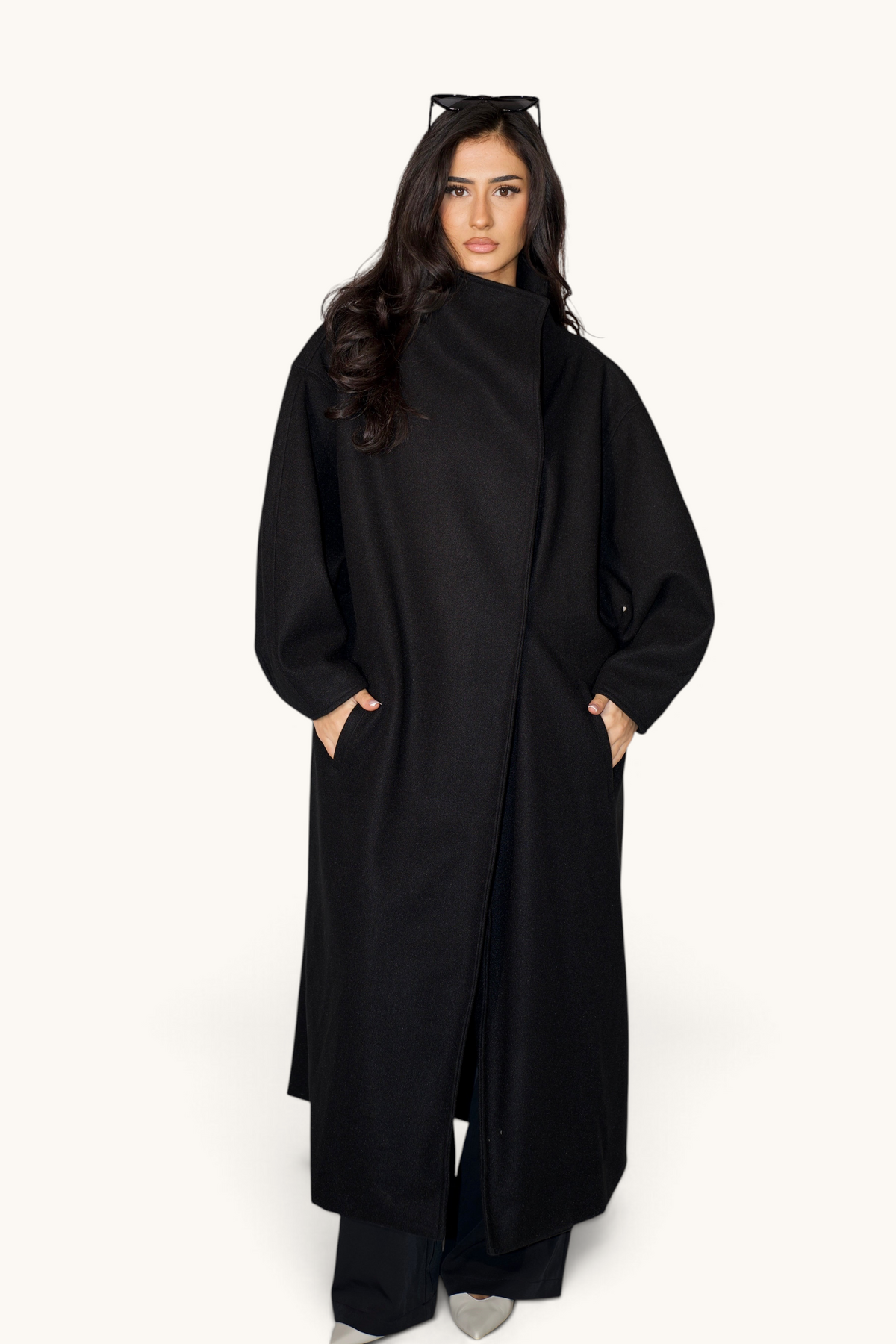 Schwarzer oversized Mantel von LOSYANA, weiche Stoffe, lockere Passform, lange Ärmel und hoher Kragen, stilvoll und bequem.