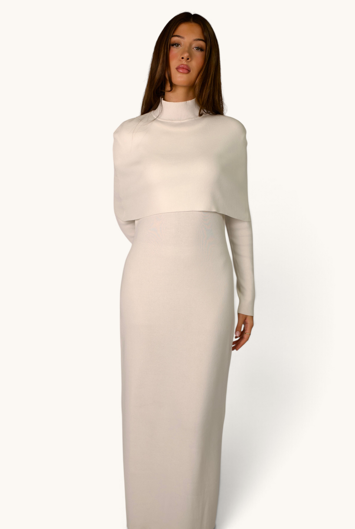 LOSYANA weißes Strickkleid mit Cape-Overlay und Stehkragen an einem Model