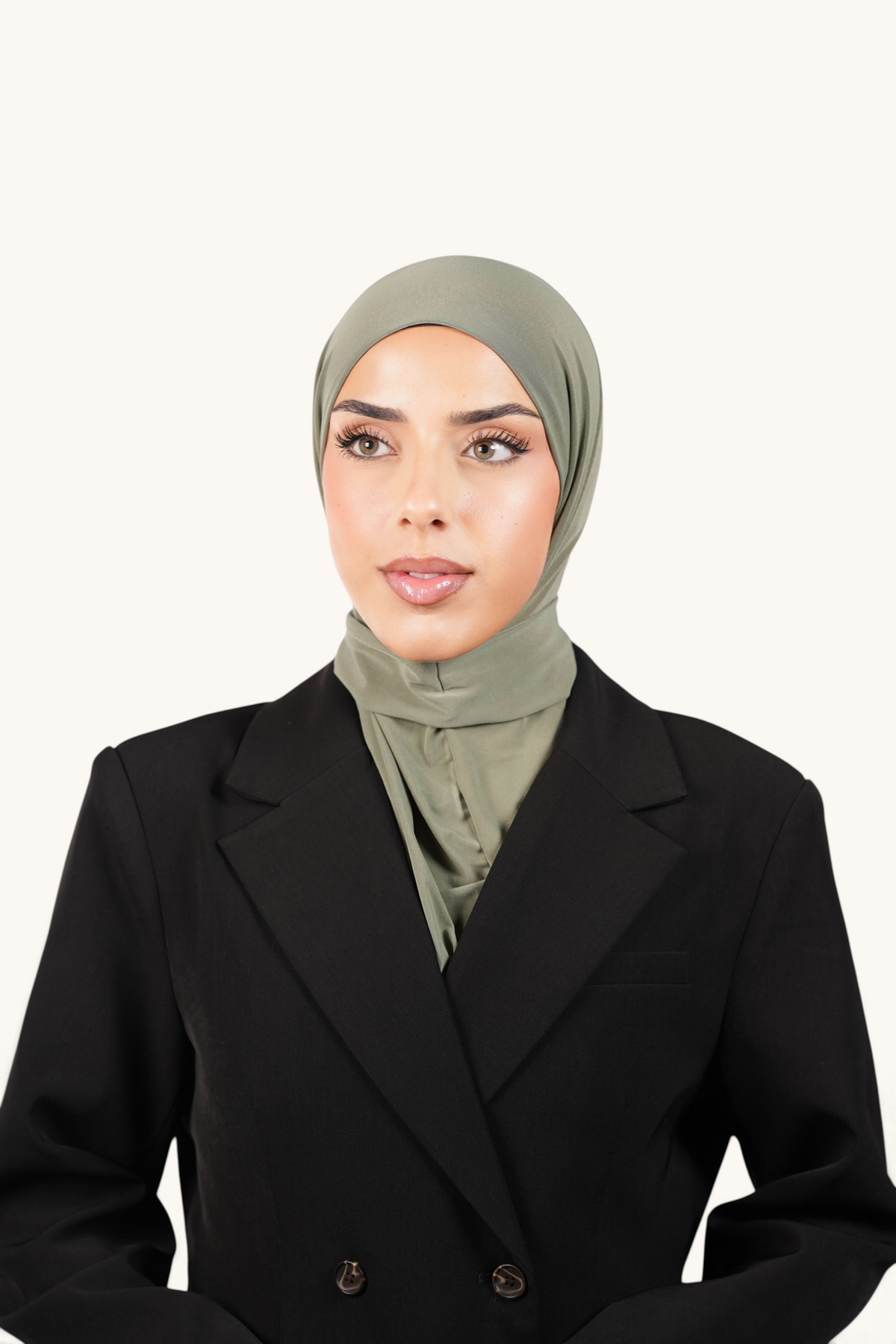 Olivgrüner Instant-Hijab von Losyana.Shop, bequem und stilvoll für muslimische Frauen, zeigt den gefalteten Hijab aus weichem Stoff.
