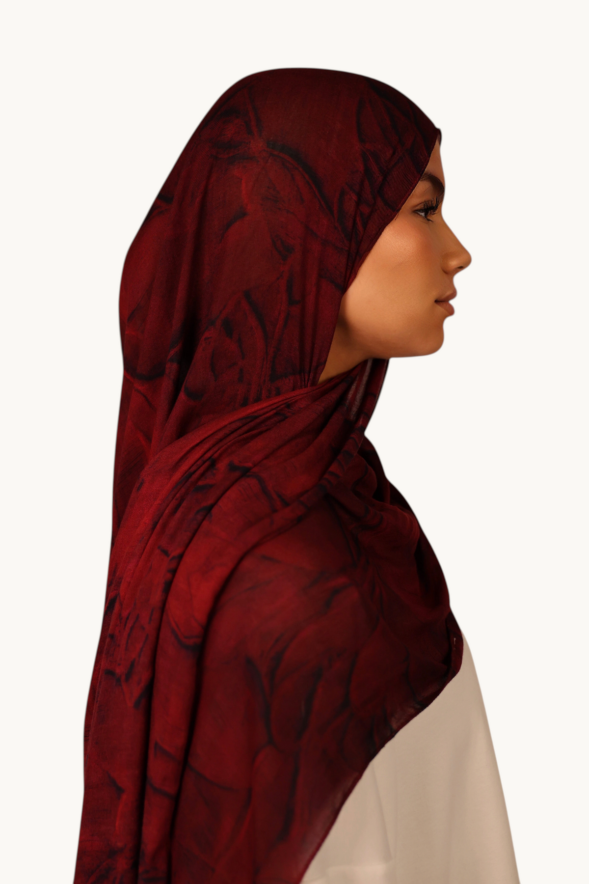LOSYANA Hijab in Rouge aus leichtem, fließendem Modal mit dezenter Transparenz, getragen im Profil.