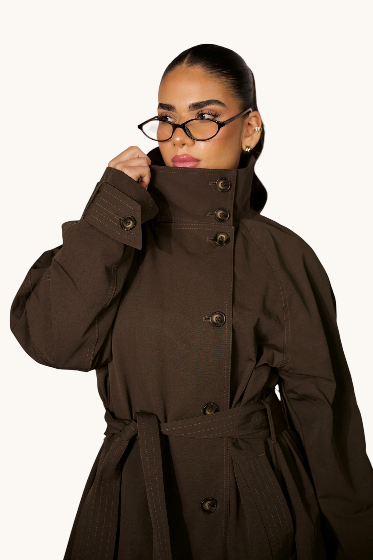 Langer LOSYANA Trenchcoat in Espresso, Mantel mit Reverskragen und Gürtel, blick auf das elegante Design.