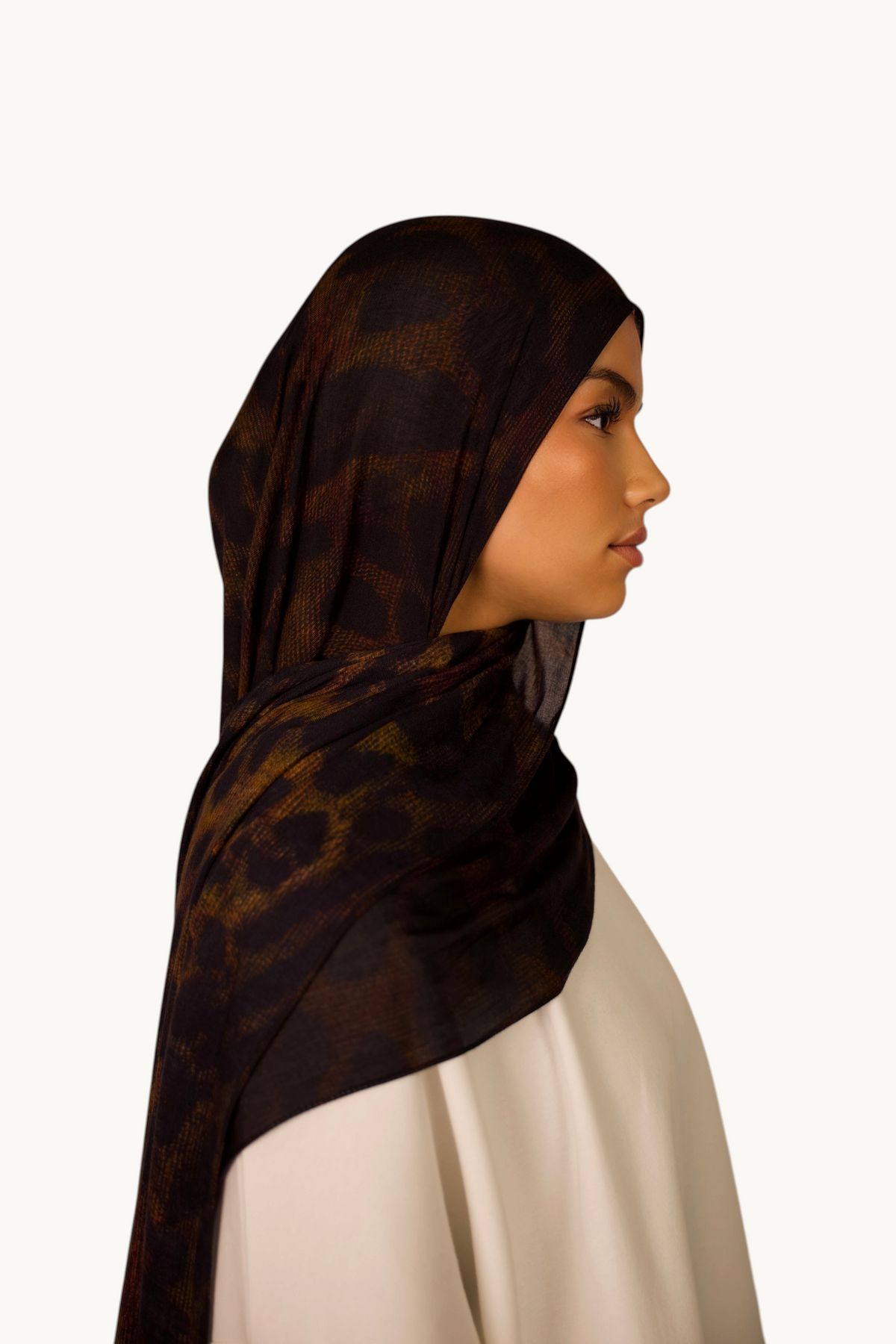 LOSYANA leichter Modal Hijab in Dark Leopard Muster, getragen von einem Model in Seitenansicht