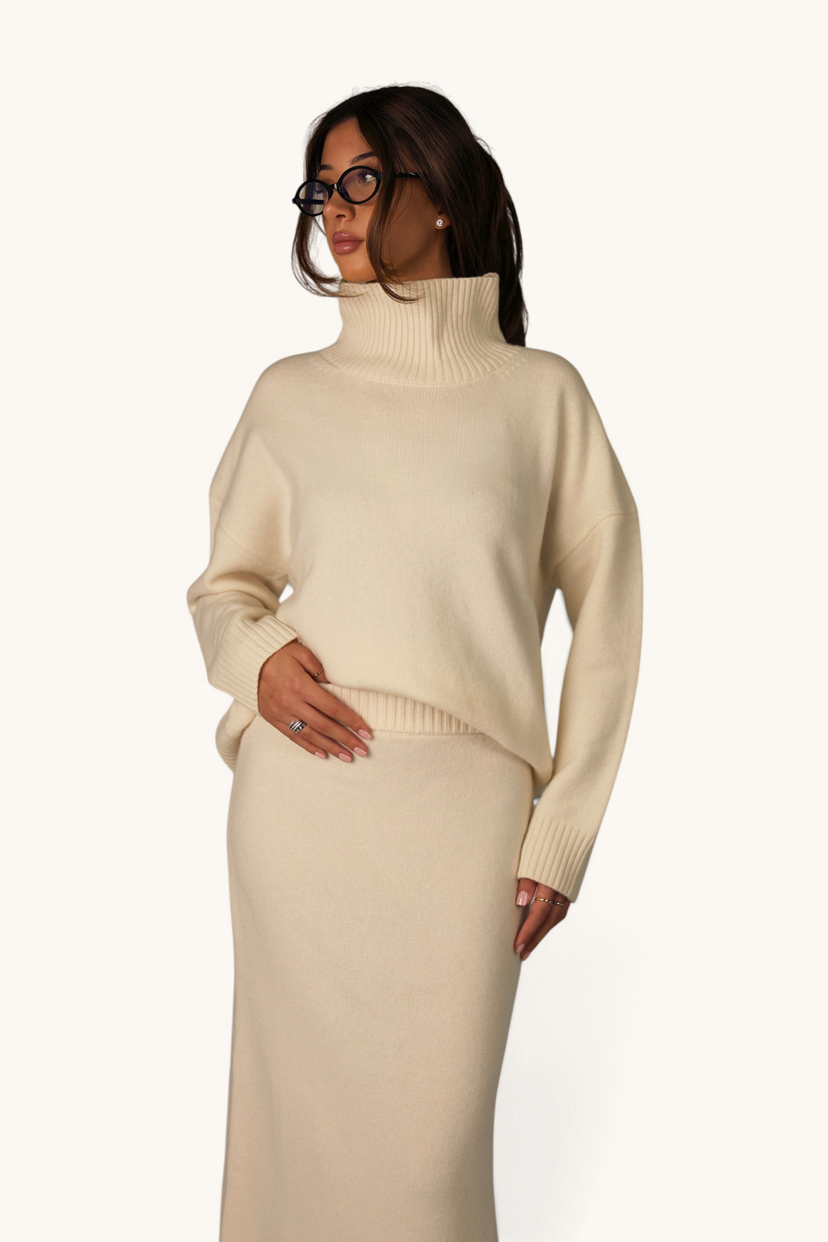 LOSYANA Wollpullover in Cream mit Stehkragen aus 100% Wolle, kombiniert mit passendem Rock an einem Model