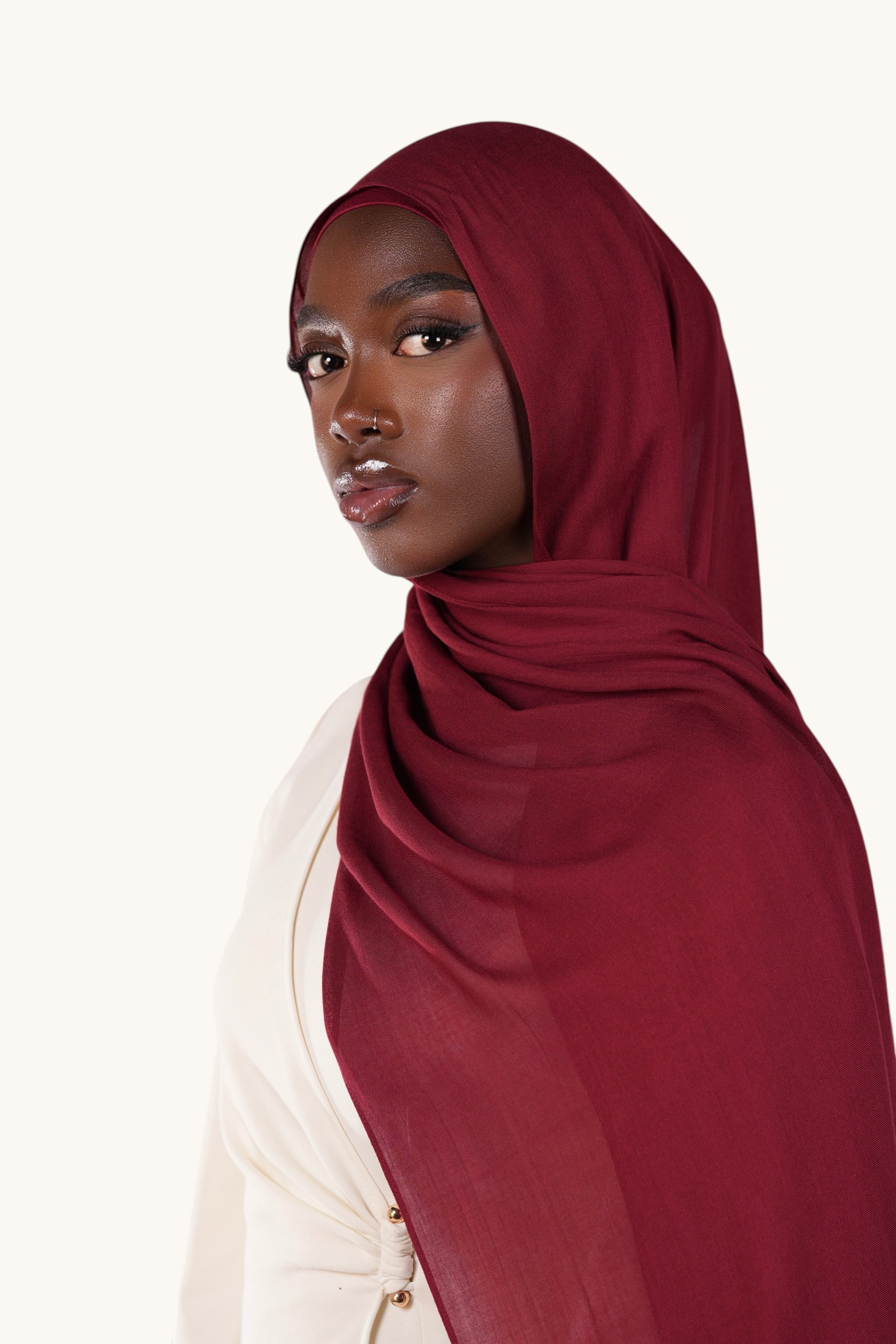 Leichter Modal-Hijab von LOSYANA in Bordeaux, aus weichem Stoff, zeigt den fließenden, stilvollen Hijab vor hellem Hintergrund.