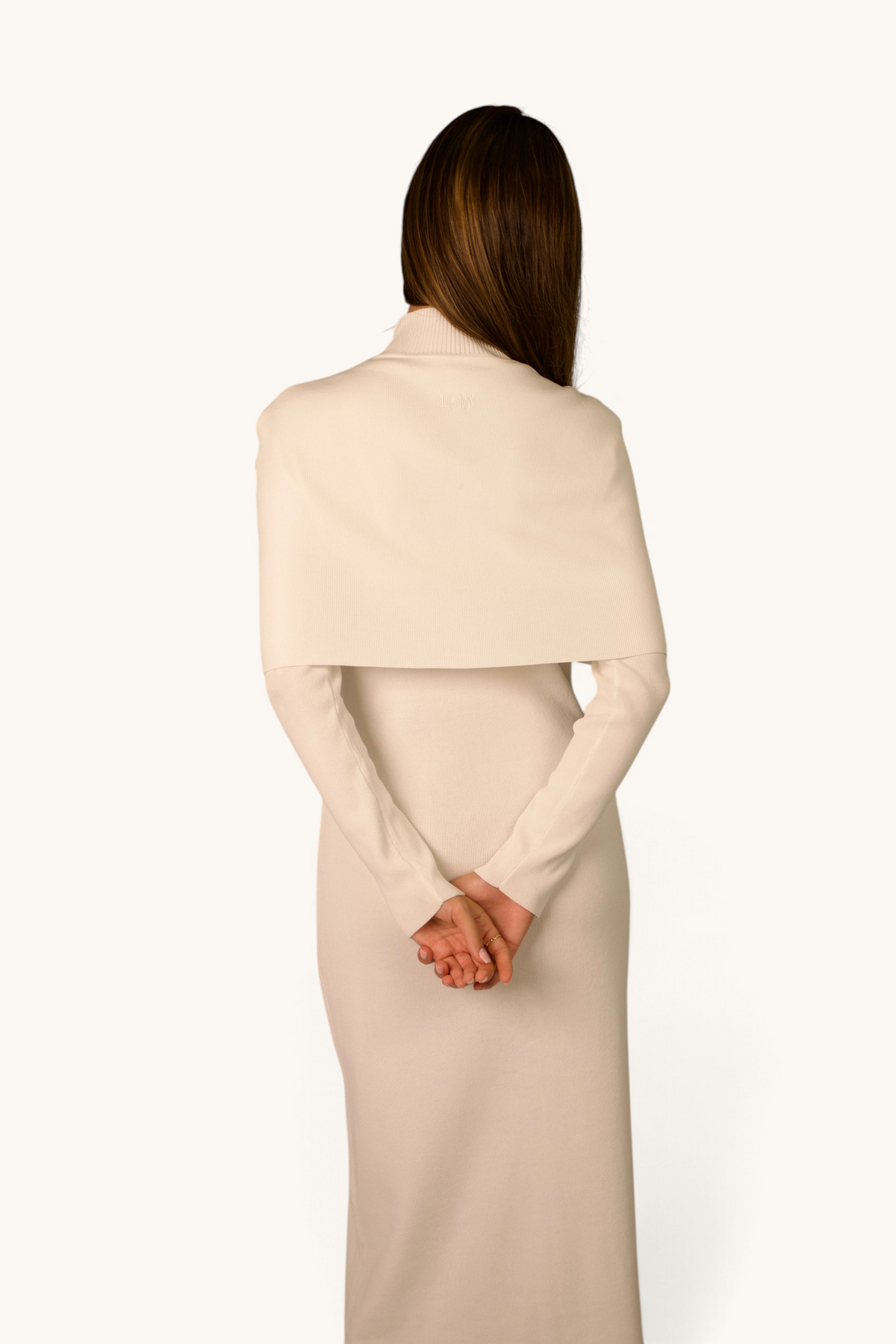 LOSYANA weißes Strickkleid mit Cape-Detail und Stehkragen, getragen von einem Model in Rückenansicht