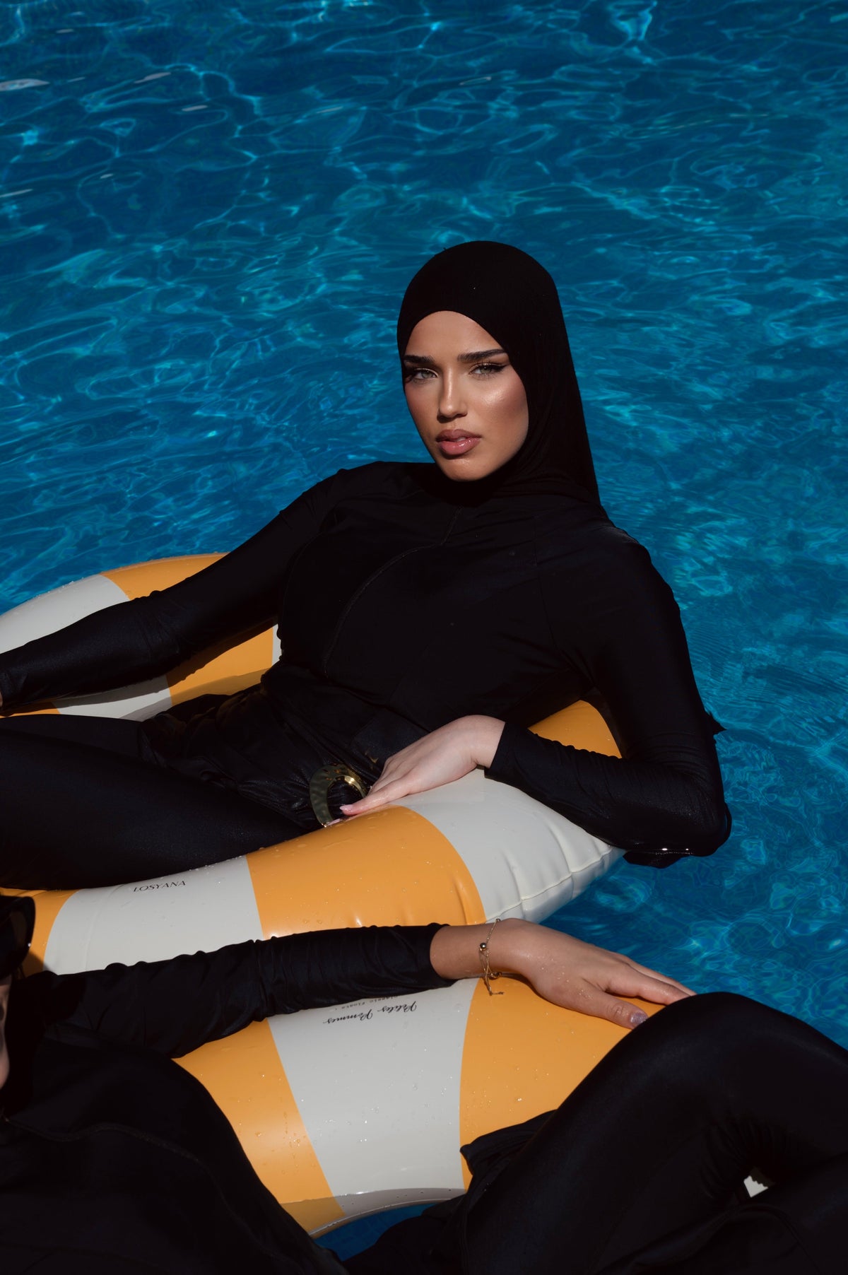 Bunte Costa Blanca Schwimmkleidung von LOSYANA, Details und farbenfrohes Design sichtbar in der Abbildung