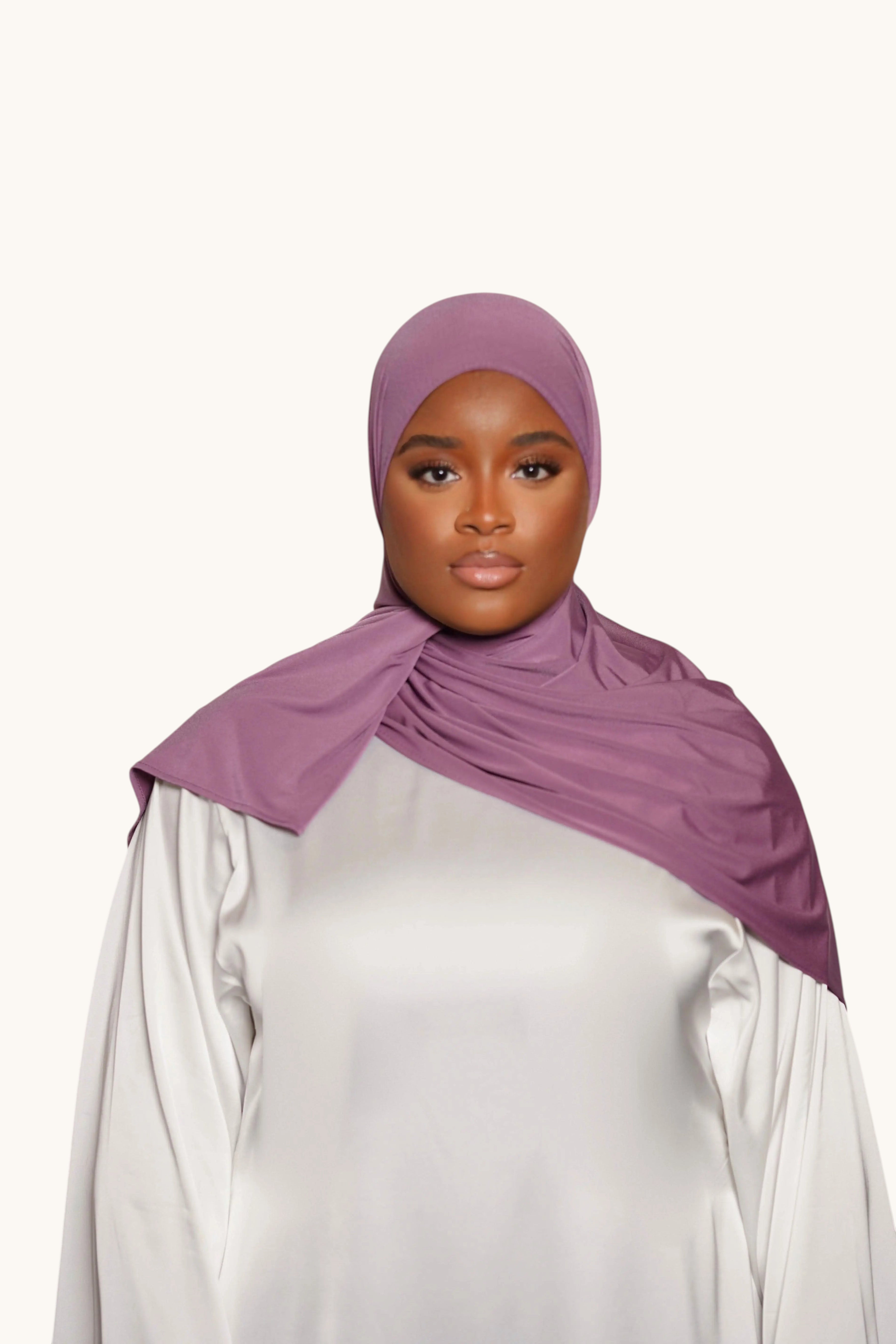 Luxuriöses lila Premium Jersey von Losyana.Shop, weiche Textur und angenehmes Material, Nahaufnahme des Stoffes.
