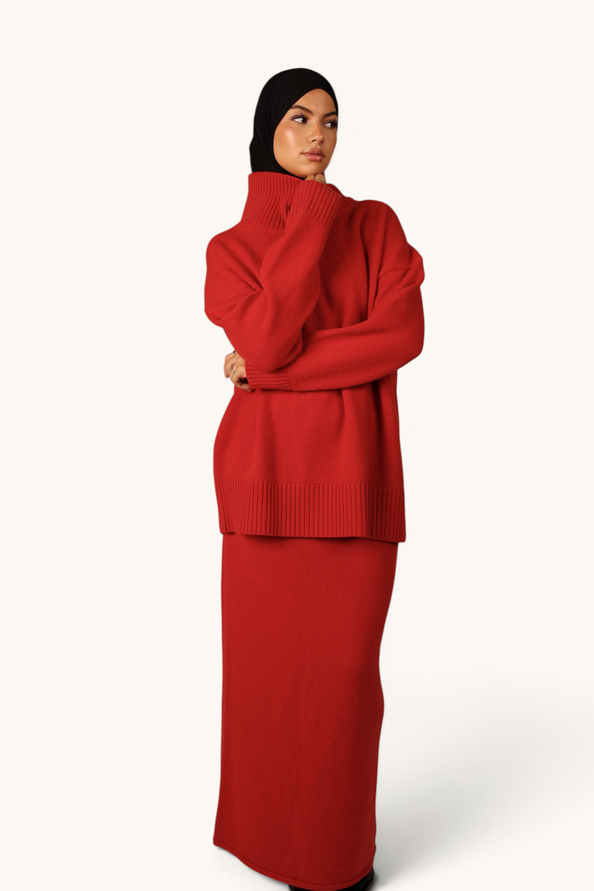 LOSYANA roter Wollpullover mit Stehkragen und passendem Rock an einem Model mit schwarzem Hijab