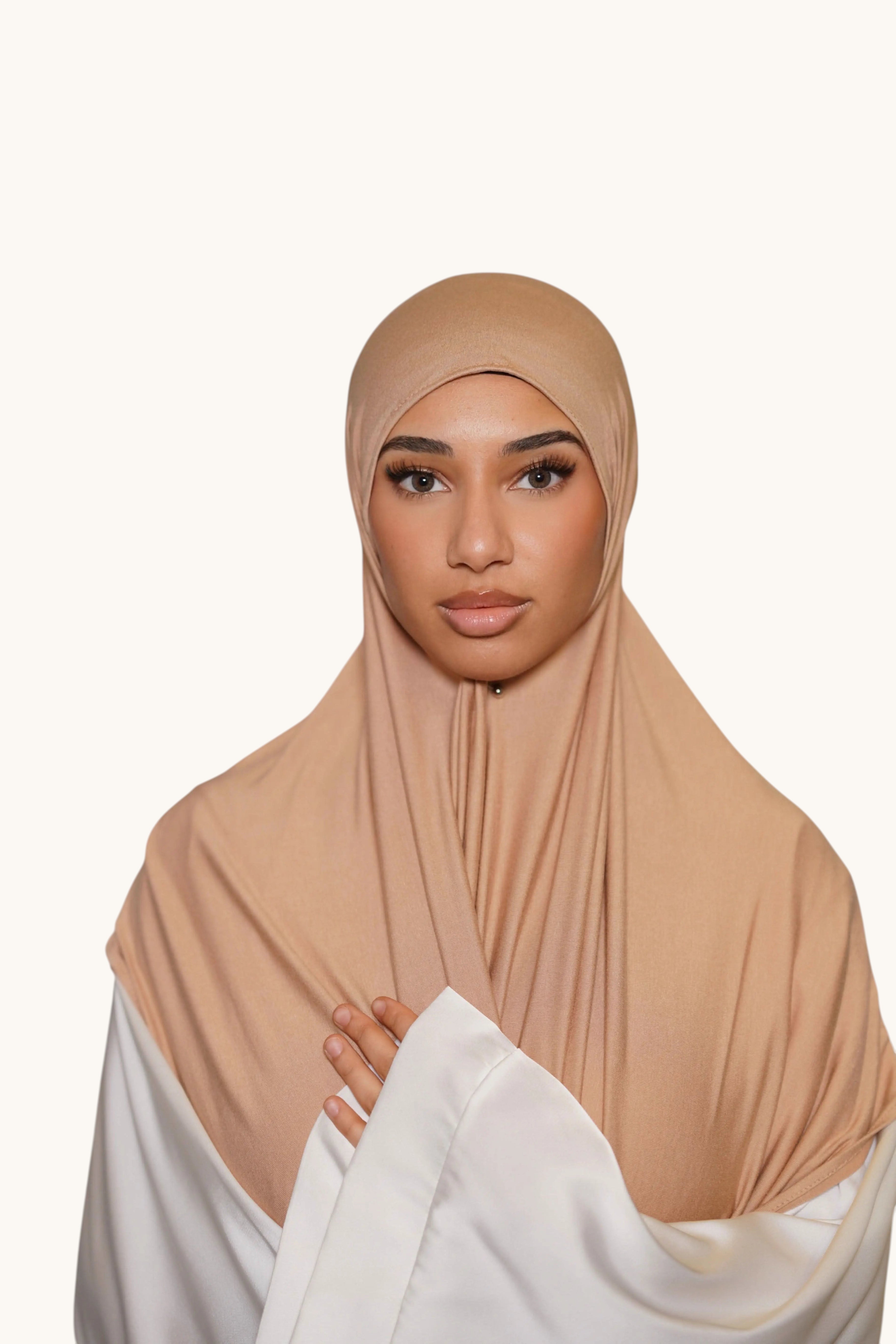Pflegeleichter peachfarbener Losyana.Shop Hijab aus Jersey, weich und bequem für den Alltag getragen.