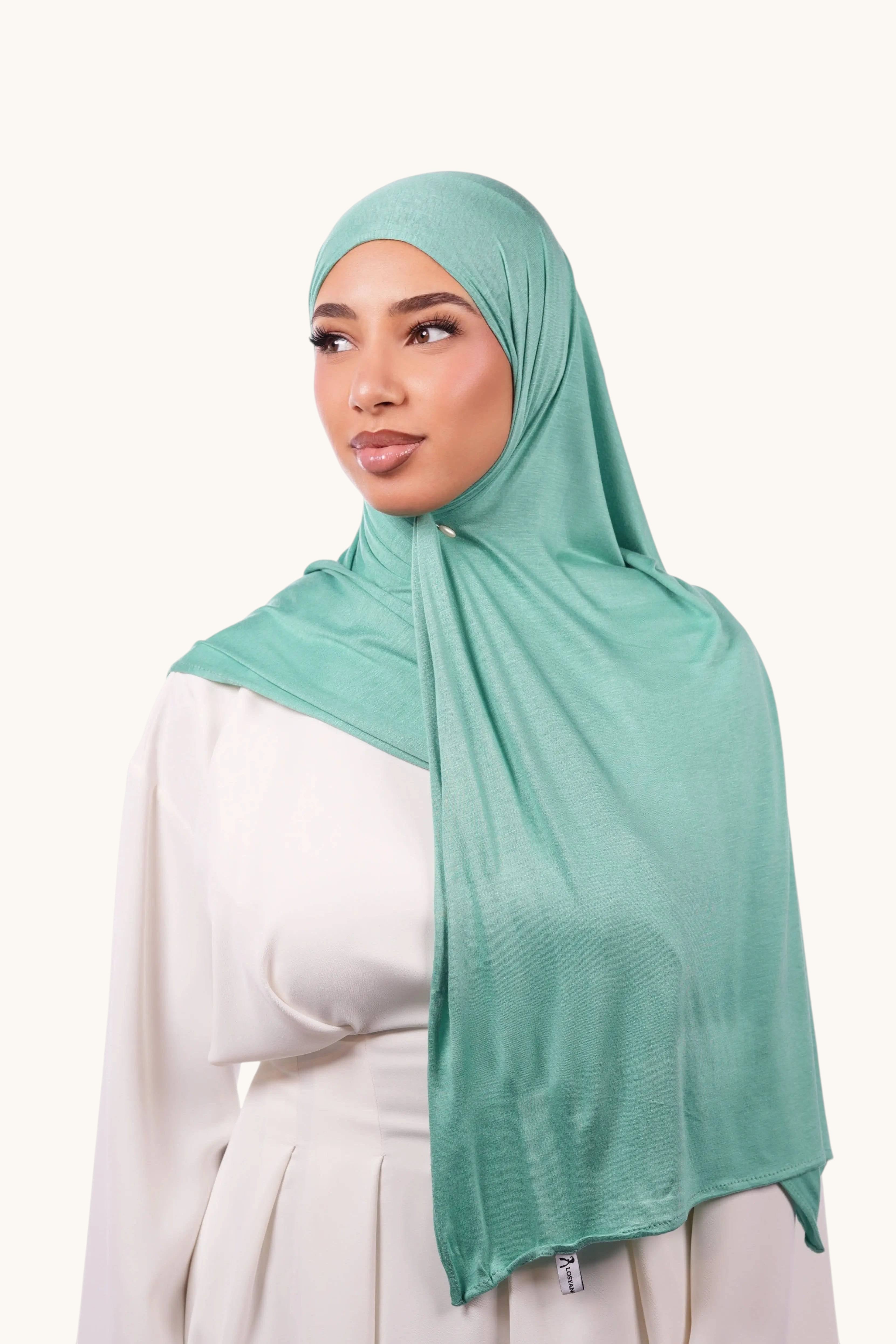 Bamboo Jersey in Peppermint von Losyana.Shop, weicher Stoff, zeigt das bequeme, grüne Baumwoll-Jersey-Design auf einem neutralen Hintergrund.