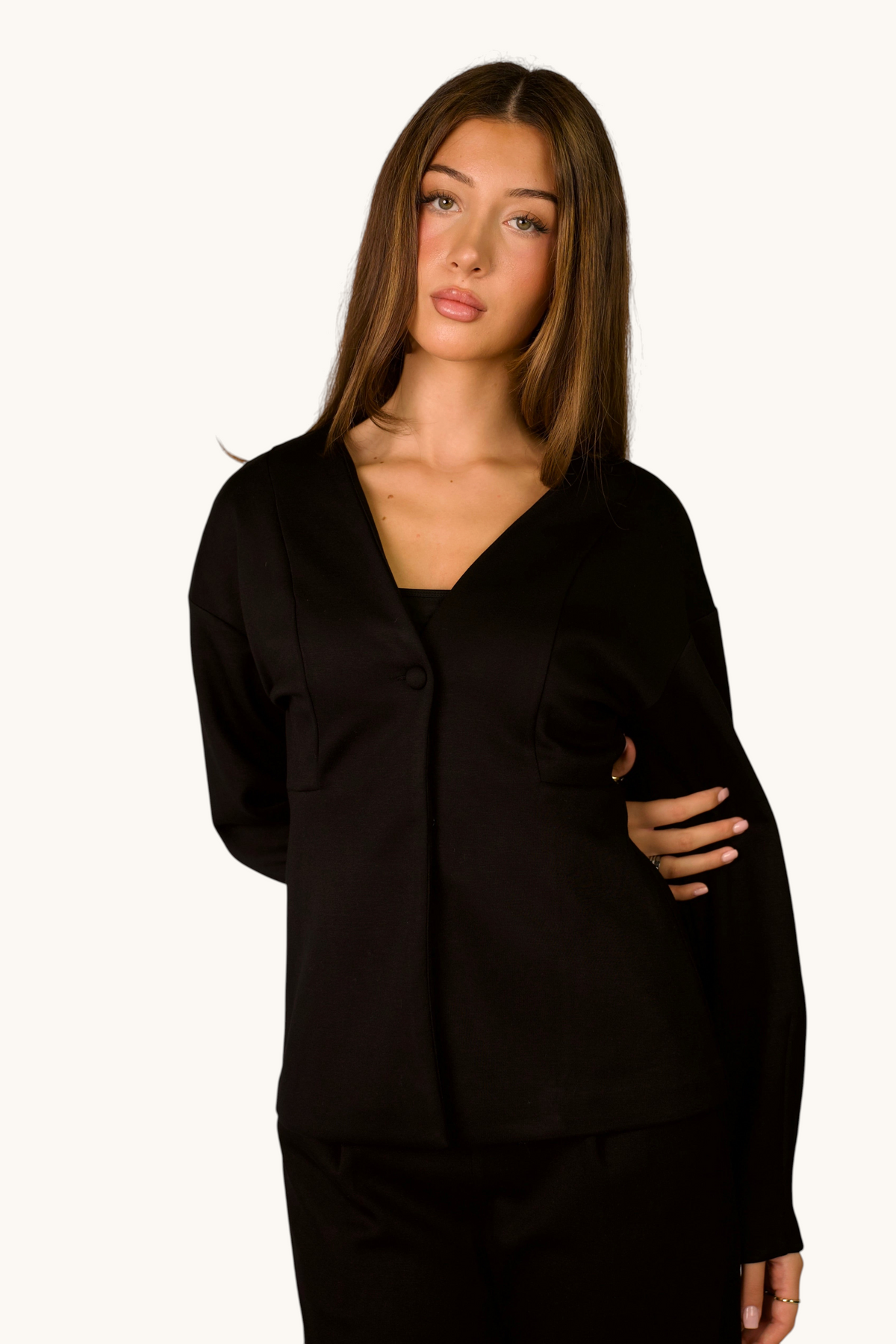 Weicher schwarzer Blazer von Losyana.Shop, elegantes Oberteil, nahaufnahme mit Reverskragen und langem Ärmel