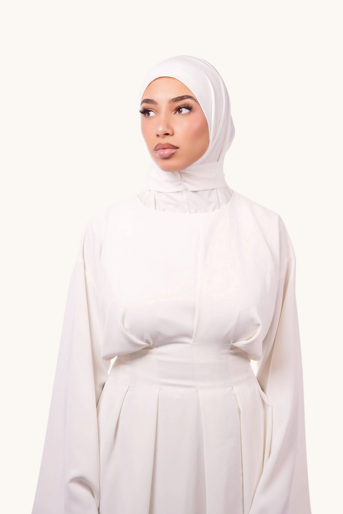 Weißer Instant-Hijab von Losyana.Shop, leichter und bequemer Hijab aus weichem Stoff, perfekt für den Alltagsgebrauch.