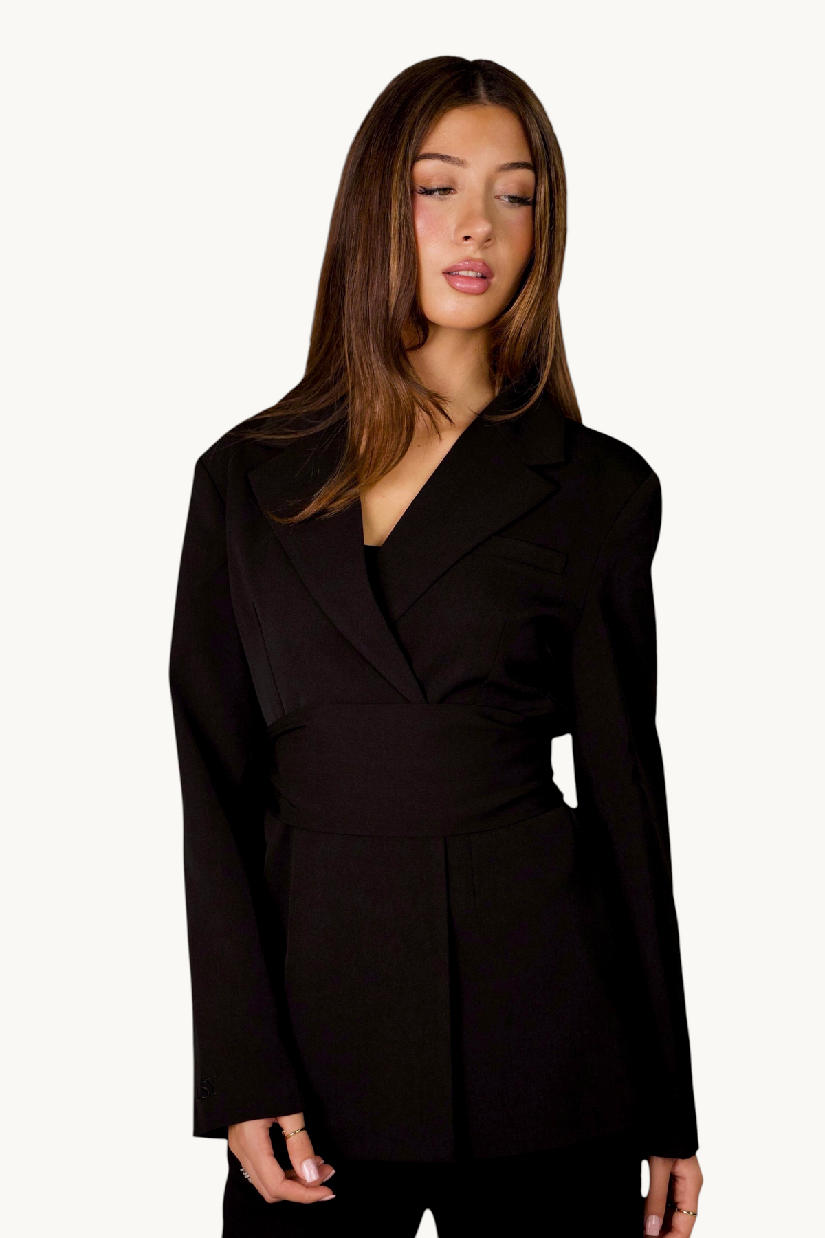 LOSYANA Noble Belted Blazer in Schwarz mit abnehmbarem Gürtel an einem Model für einen eleganten, taillierten Look.
