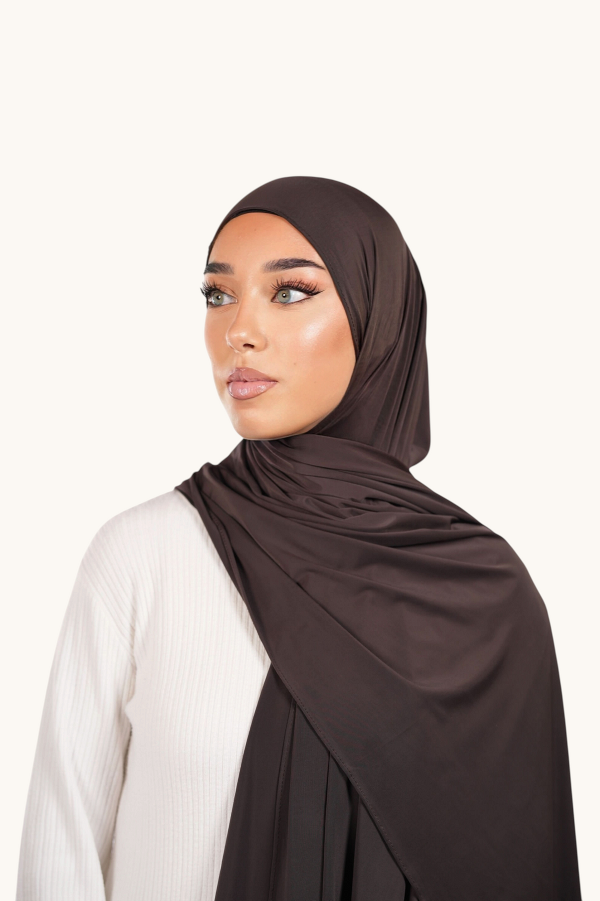 Liquid Jersey Hijab in Espresso von Losyana.Shop, weiches und bequemes Jersey-Stoff, perfekt für stilvolle Kopfbedeckung.