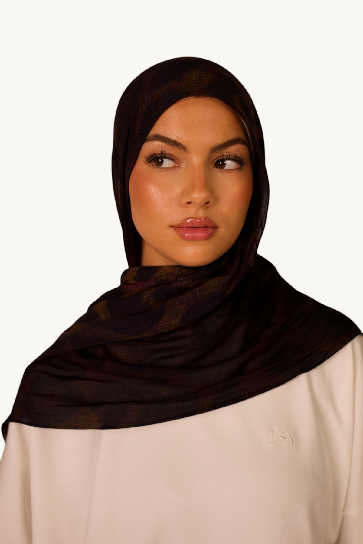 LOSYANA leichter Modal Hijab in Dark Leopard mit fließender Textur, getragen von einem Model