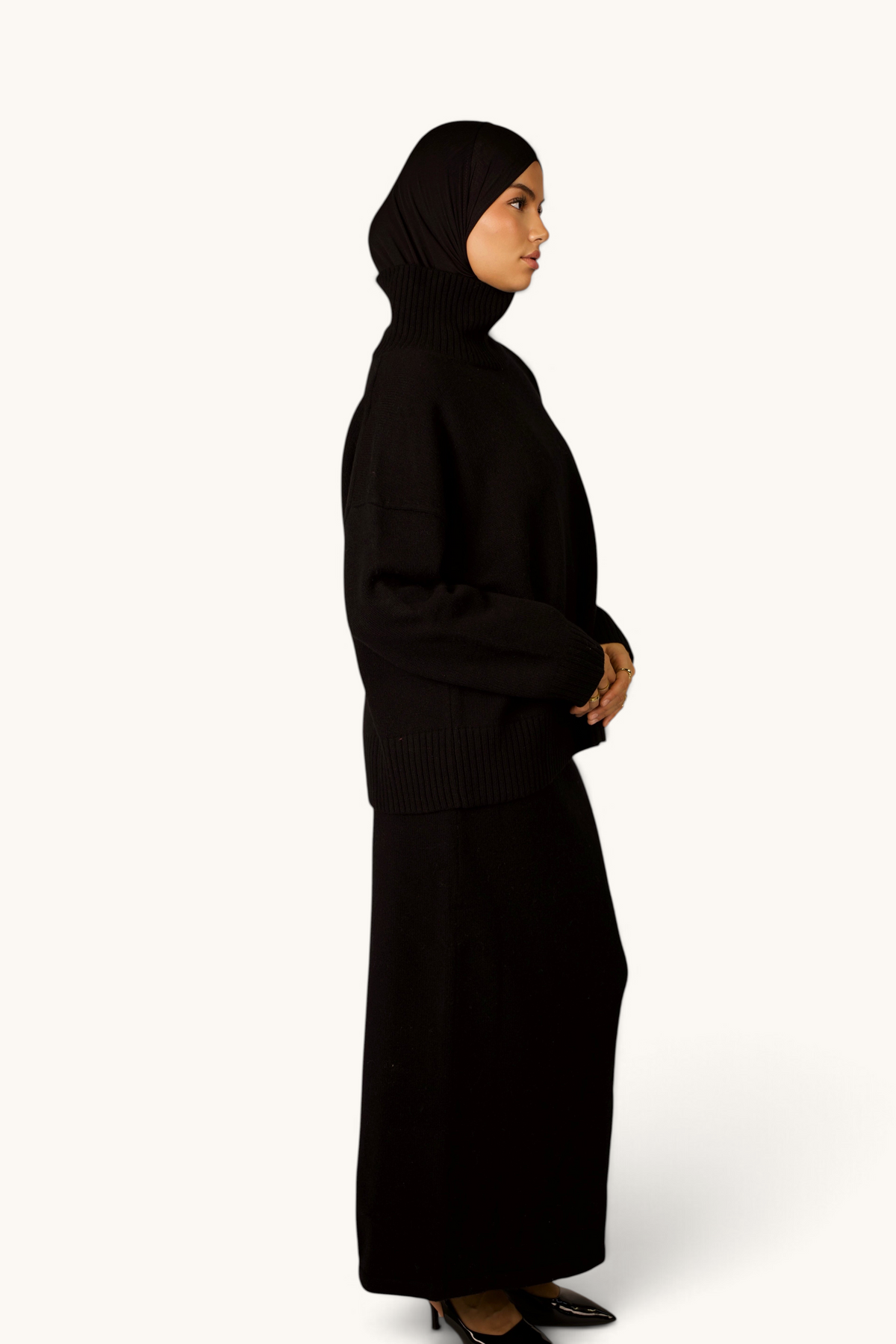 LOSYANA Wollrock in Schwarz aus 100% Wolle mit elastischem Bund, getragen von einem Model im Profil.
