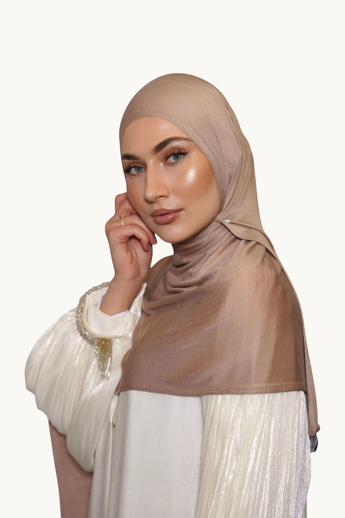 Hijab aus Bambus-Jersey in Taupe, weiche und atmungsaktive Stoffqualität, von Losyana.Shop.