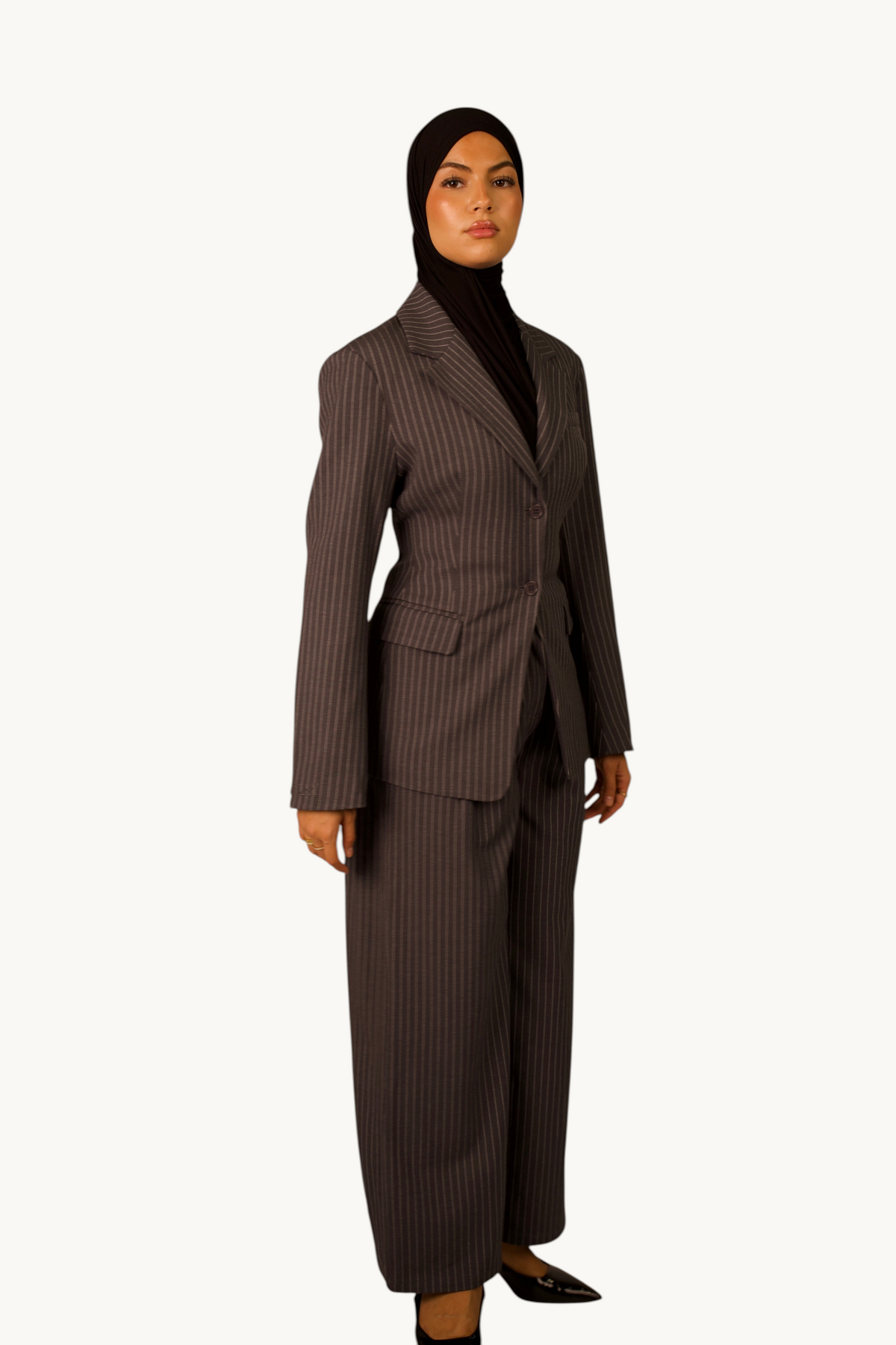 LOSYANA Nadelstreifen Blazer in Grau mit tailliertem Schnitt, doppeltem Knopfverschluss und passender Hose