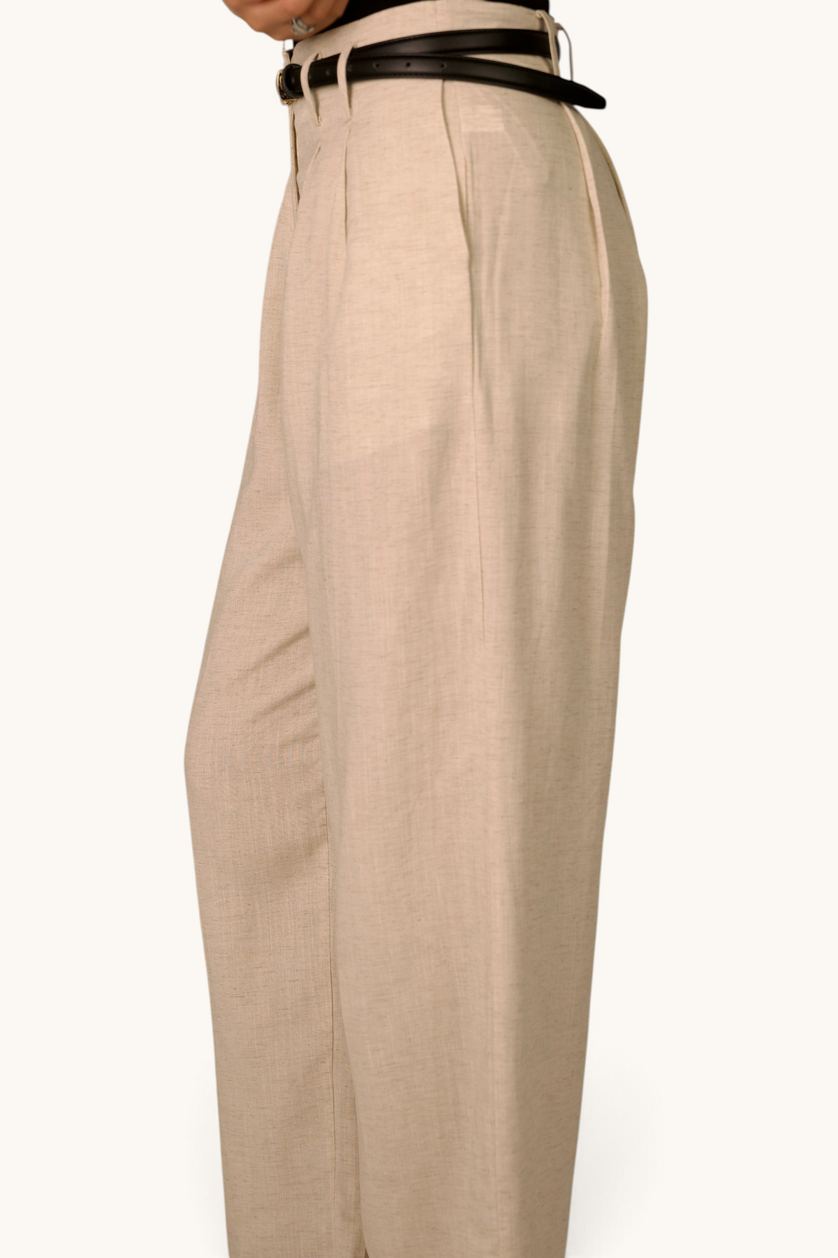 LOSYANA beige Leinenhose mit weitem Bein und schwarzem Gürtel in lockerer Passform