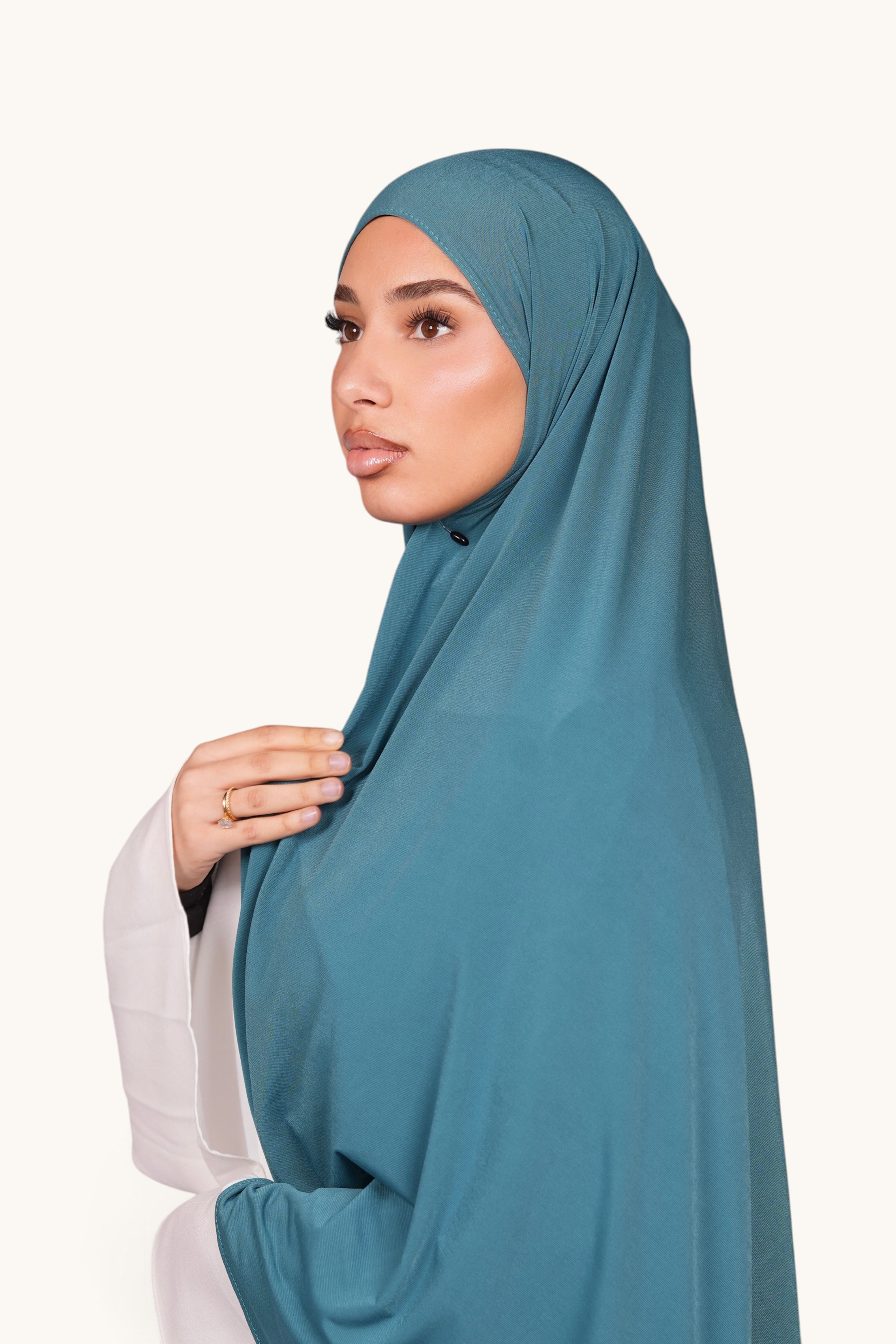 Premium Jersey Hijab in Türkis von Losyana.Shop, weiches, bequemes Stoffmaterial, zeigt den stilvollen, eleganten Hijab.