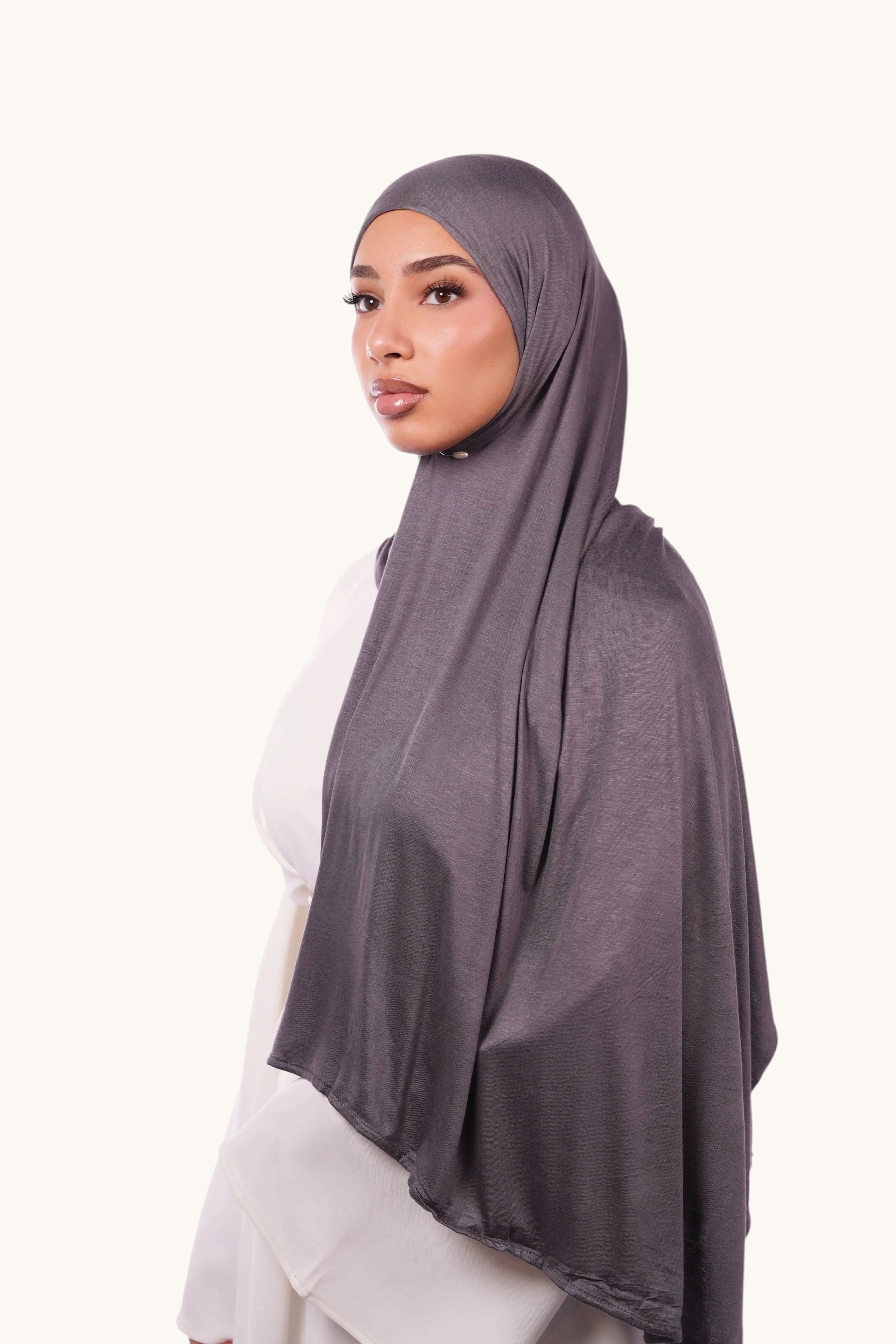 Dunkelgraues Bambus-Jersey von Losyana.Shop, weiche Stoffstruktur, ideal für bequeme Kleidung, flach liegend auf weißem Hintergrund