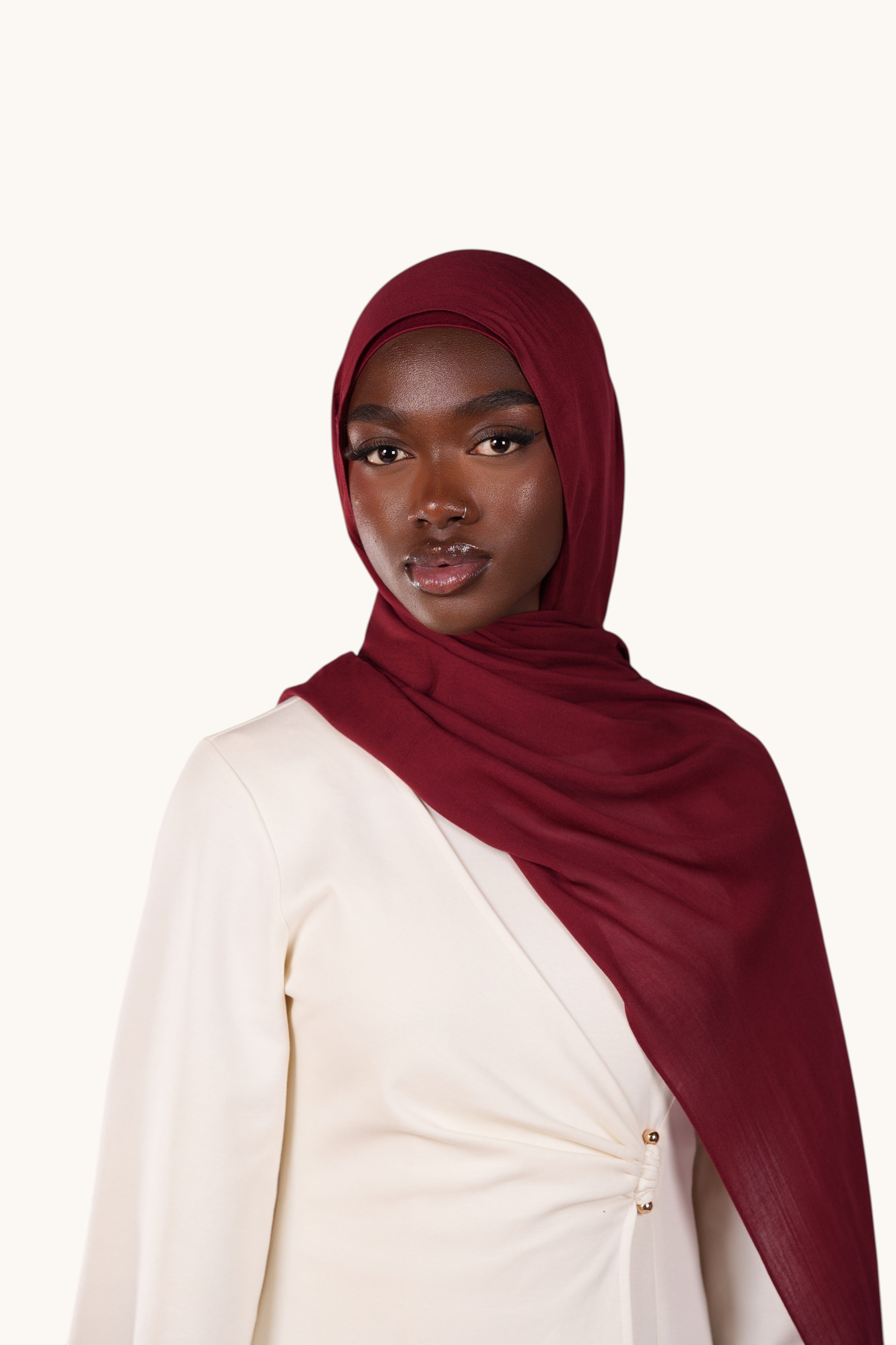 Leichter Modal-Hijab in Bordeaux-Farbe von LOSYANA, aus weichem Stoff, elegant drapiert, für stilvollen islamischen Kleidungsstil