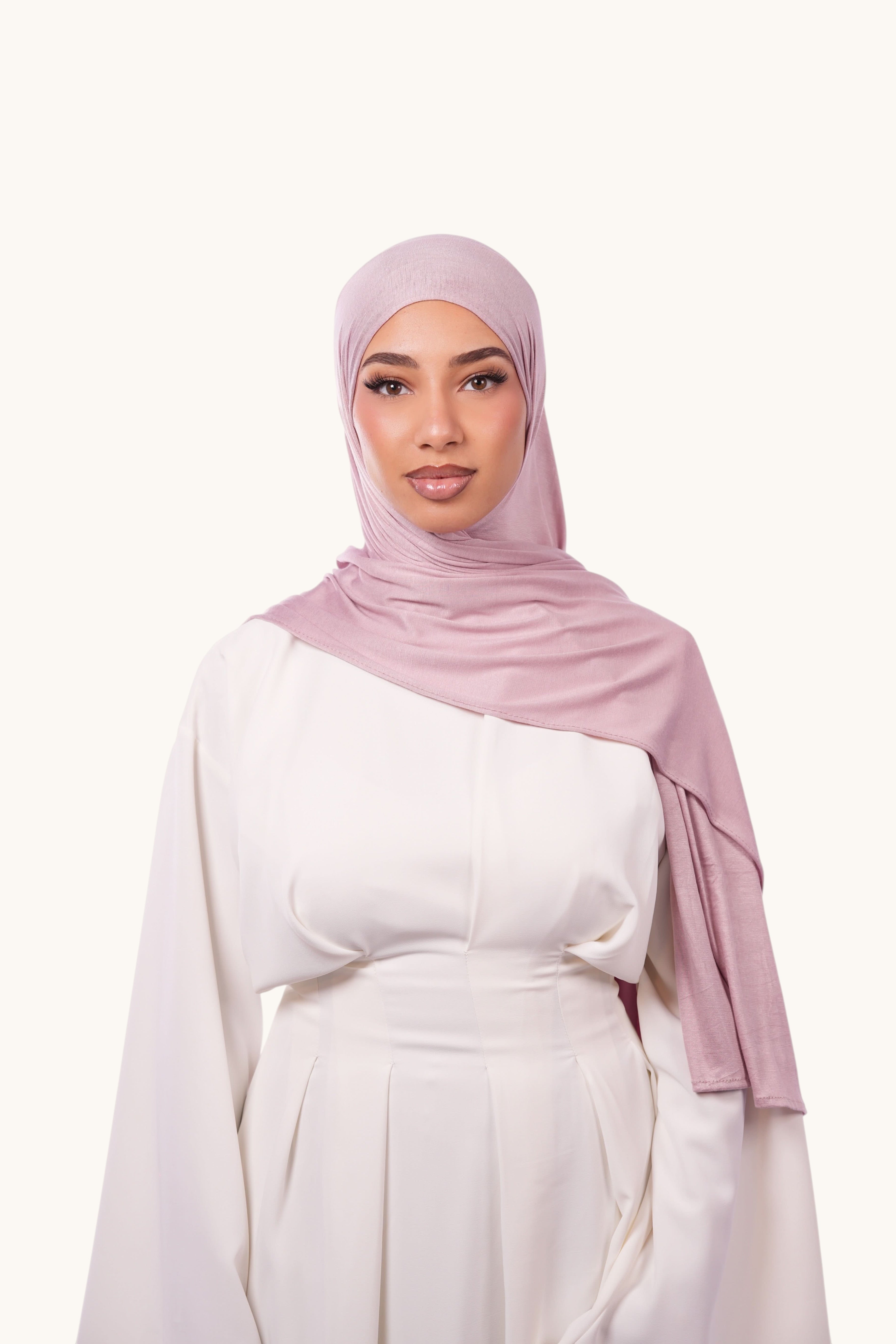 Weiches Bambus-Jersey in Rose von Losyana.Shop, zeigt die glatte Textur und den angenehmen Stoff für bequeme Kleidung.