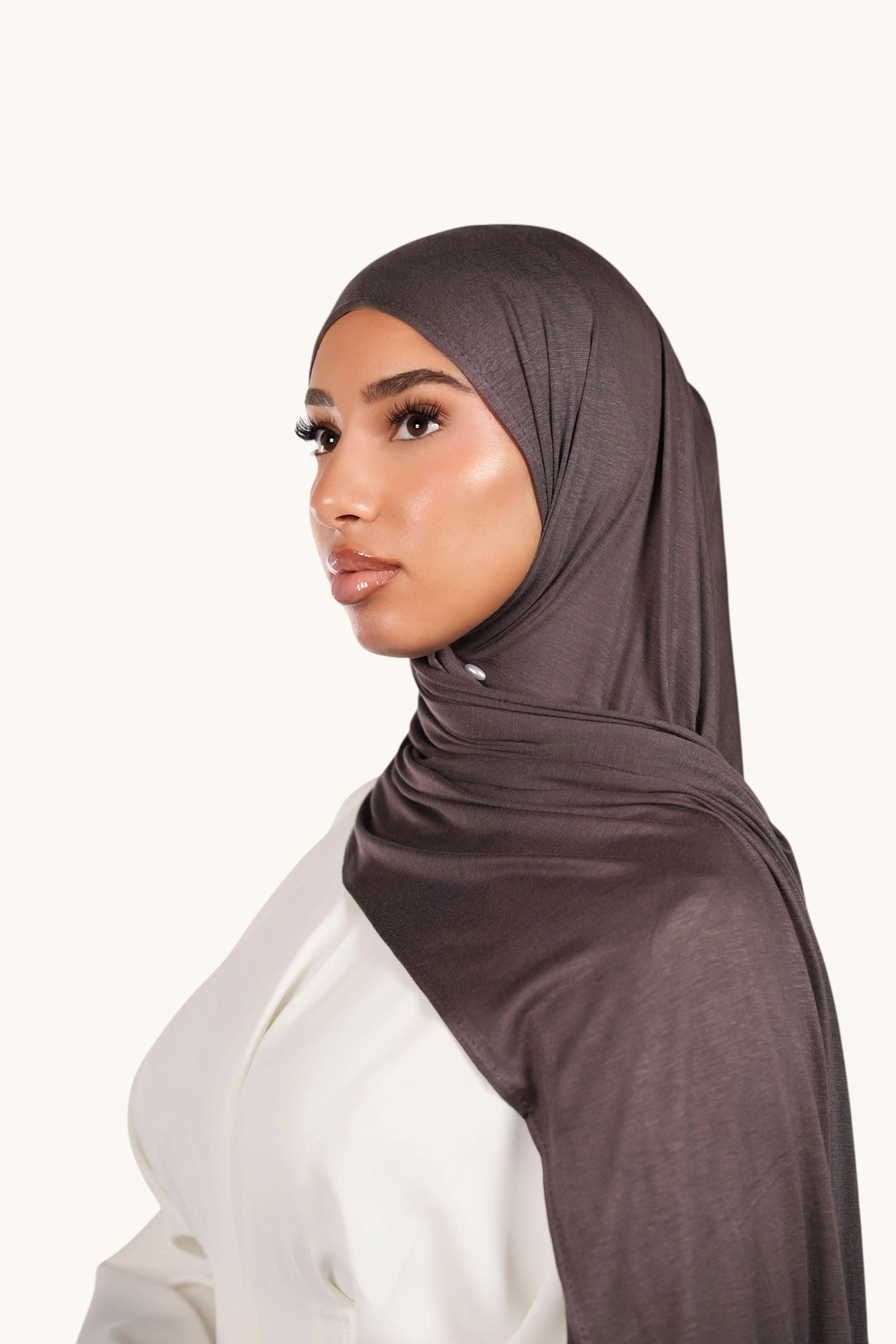 Hijab aus Bambus-Jersey von Losyana.Shop, weiches und atmungsaktives Kopftuch in neutraler Farbe, passend für den Alltag