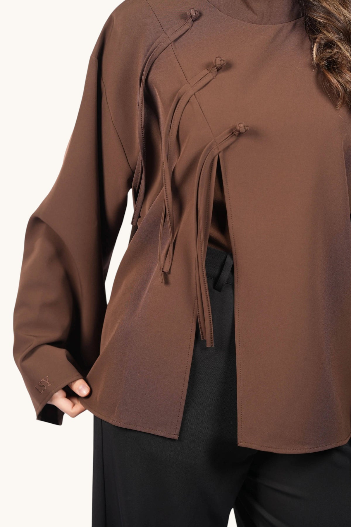 Dunkelbraunes Losyana.Shop Oberteil "The Legacy Shirt" aus weicher Baumwolle, nah an der Brust getragen, stilvoll und bequem.