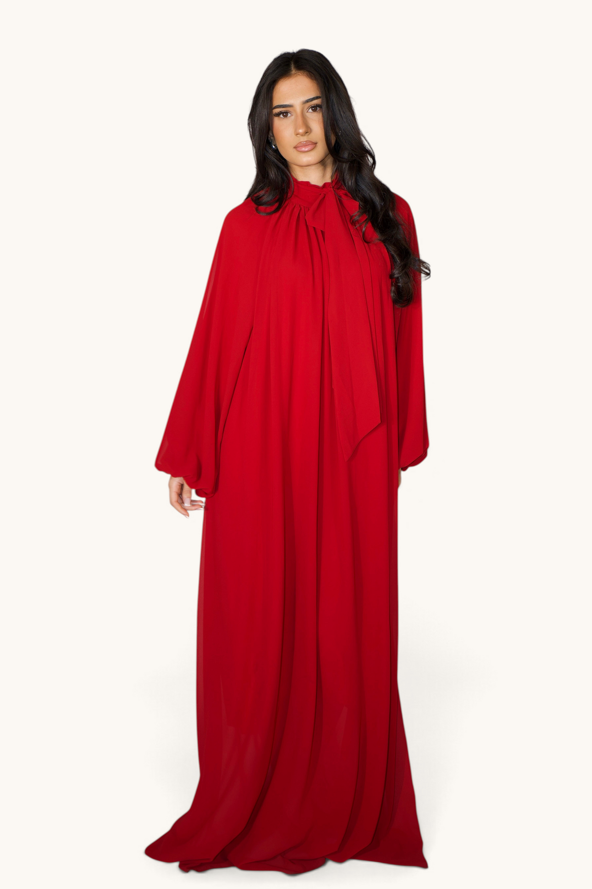 LOSYANA rotes Chiffon Maxikleid mit Ballonärmeln und Bindekragen an einem Model