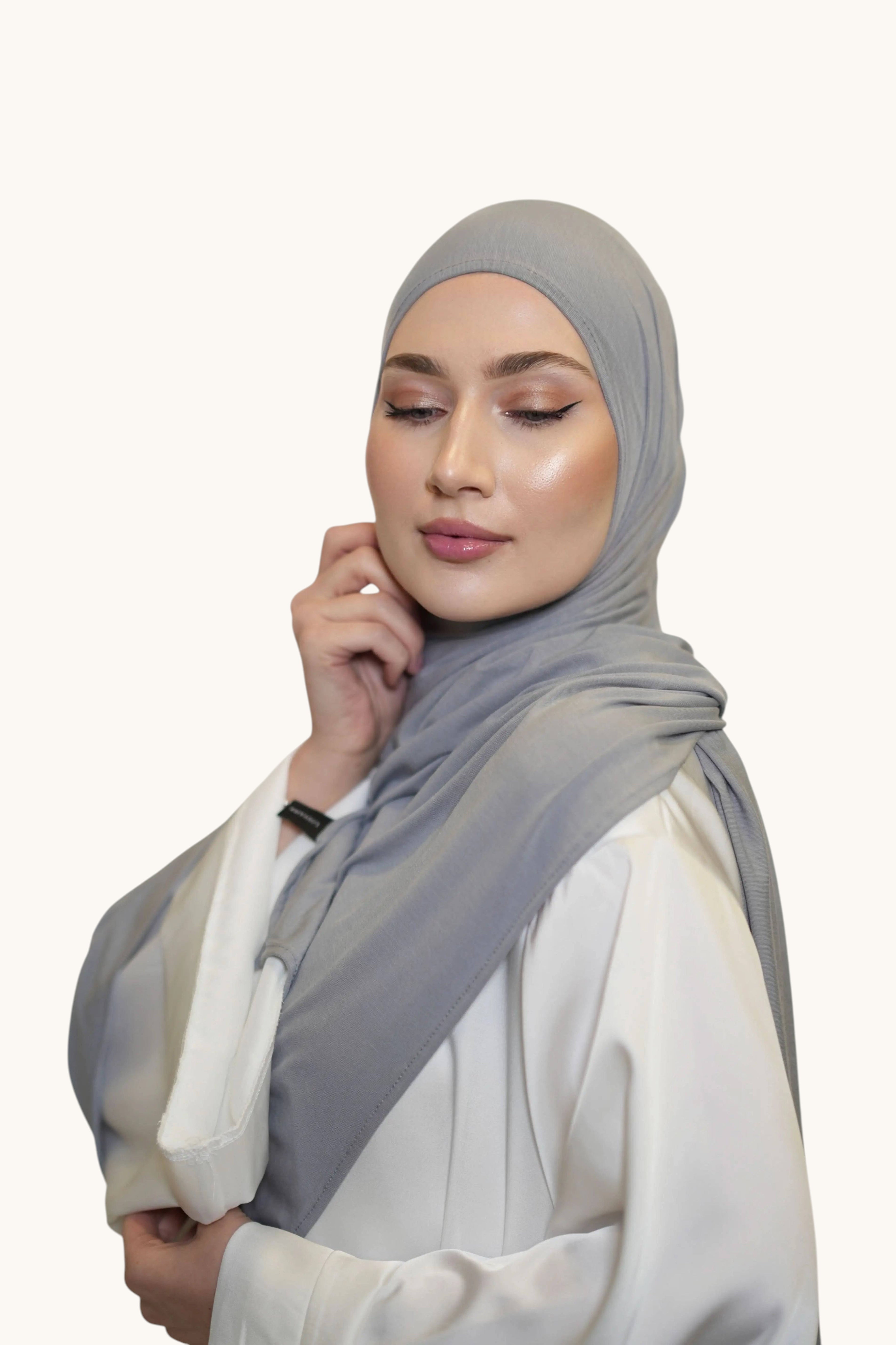 Grauer Vela Jersey Hijab von Losyana.Shop, weich und bequem, aus elastischem Jersey-Stoff, perfekt für modische Kopfbedeckung.