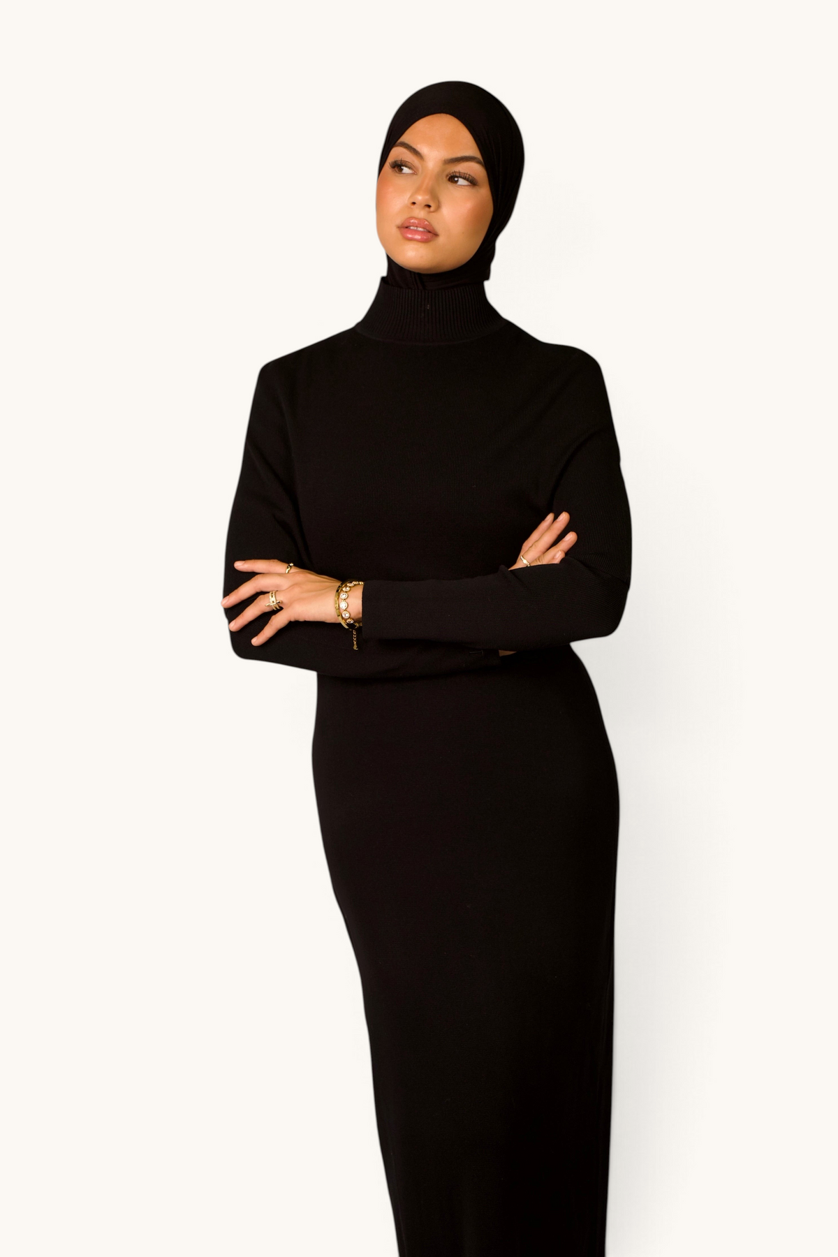 LOSYANA schwarzes Strickkleid mit Stehkragen und Cape-Detail an einem Model mit Hijab