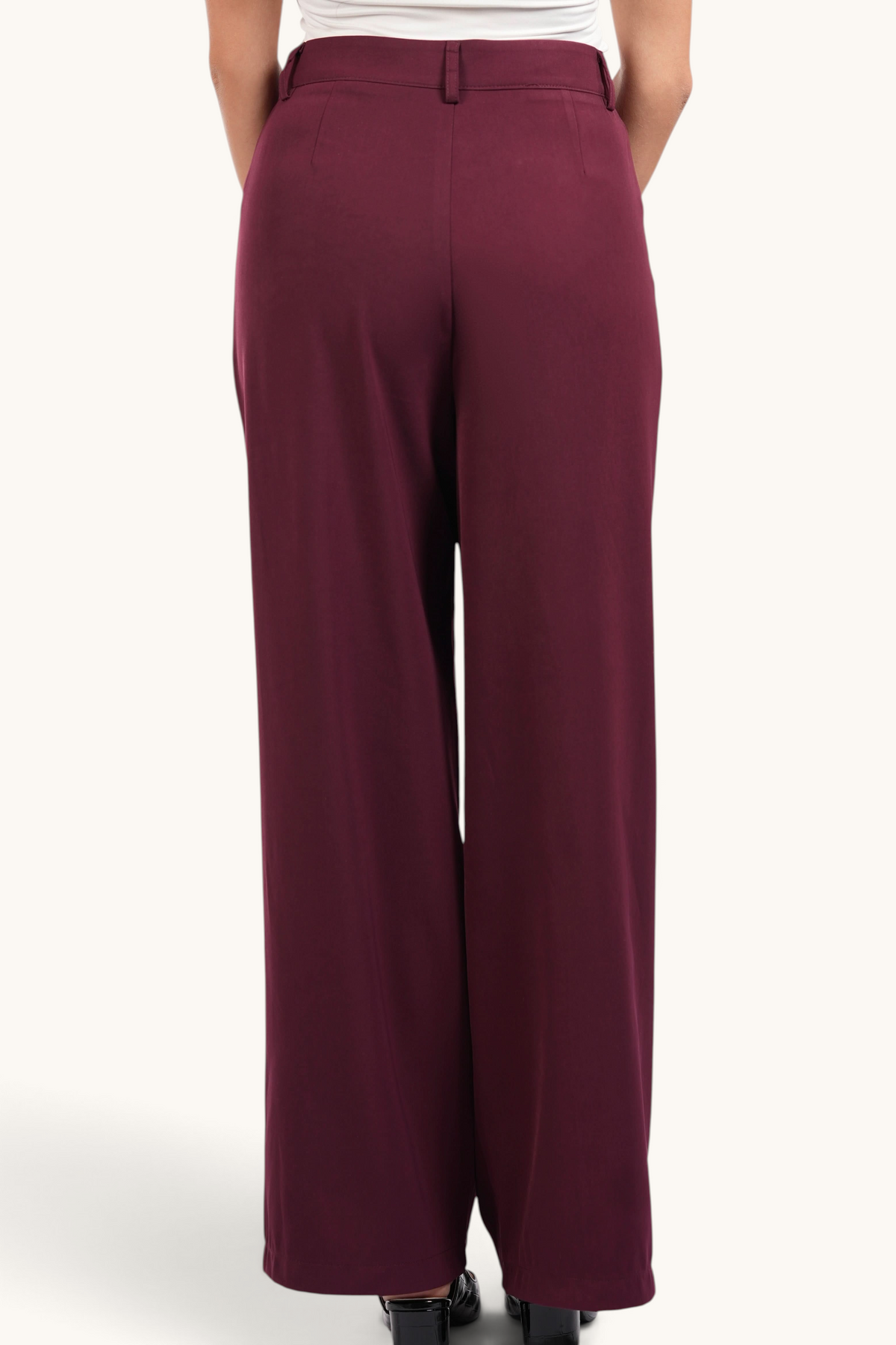 Bordeauxrote Losyana.Shop Noble Hose aus weichem Stoff, zeigt die elegante Passform und Details der modischen Damenhose.