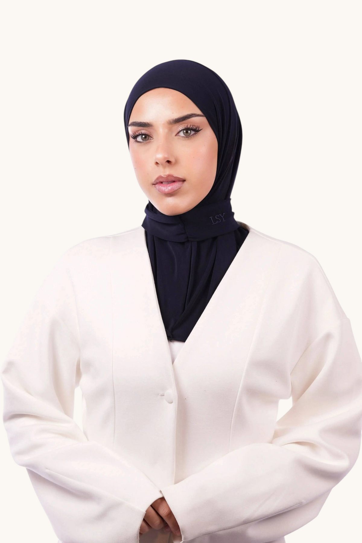 Navy blauer Instant-Hijab von Losyana.Shop, weiches Material, bequem und einfach zu tragen, zeigt den Hijab im getragenen Zustand.