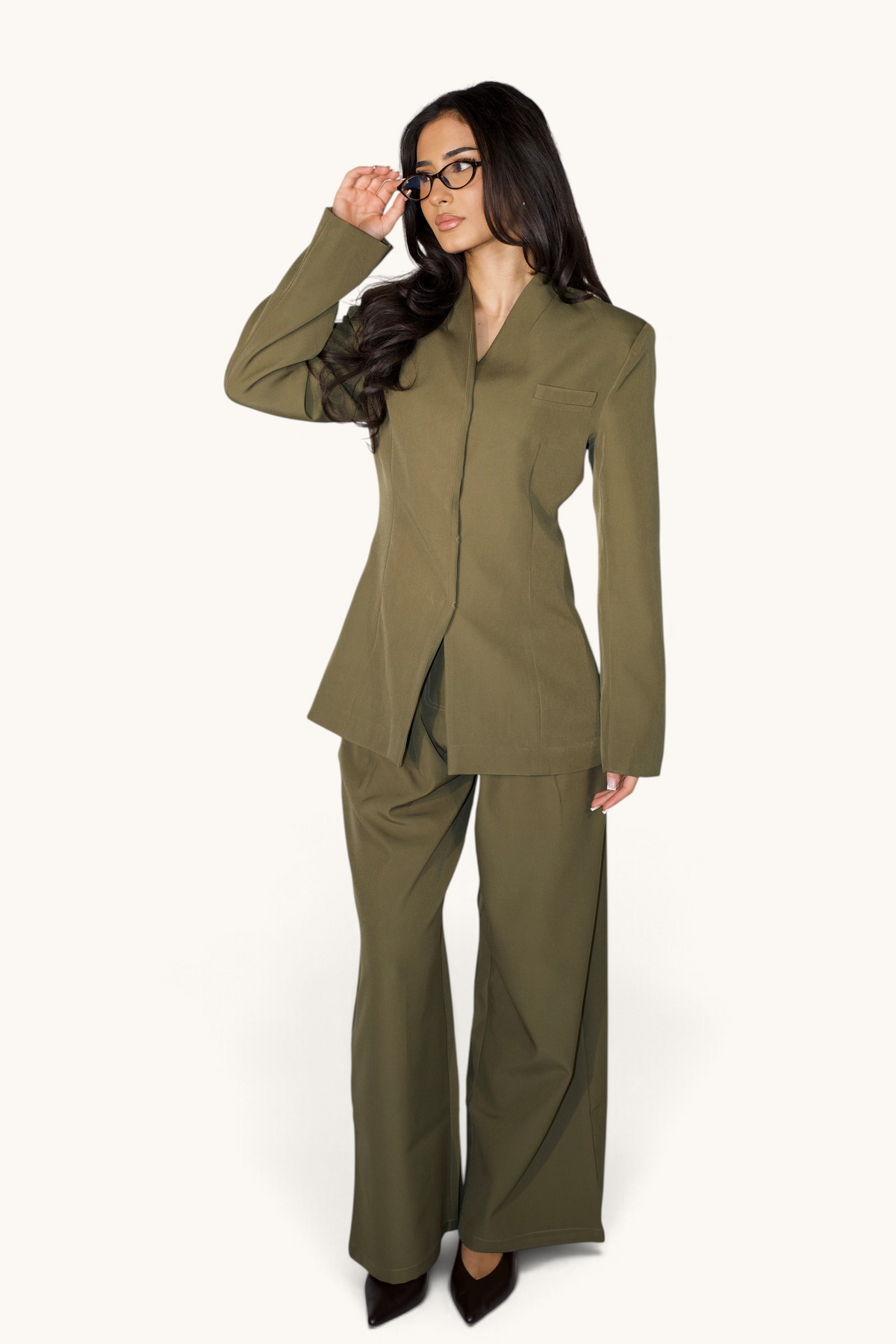 OLIVE-grüner Jacke von LOSYANA mit verdecktem Verschluss, stilvoller Blazer für Damen, aus hochwertigem Stoff, abgebildet.