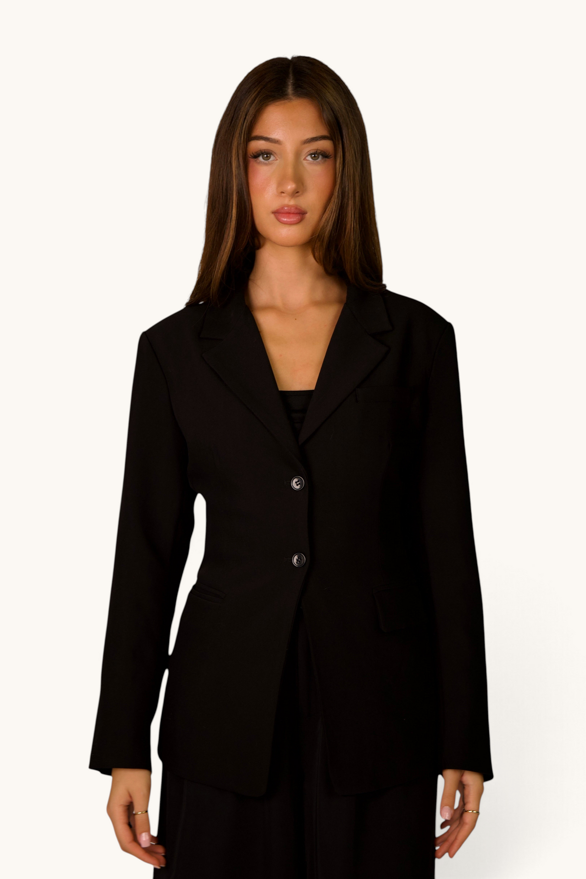 LOSYANA taillierter schwarzer Blazer mit doppeltem Knopfverschluss und moderner Schulterpartie an einem Model