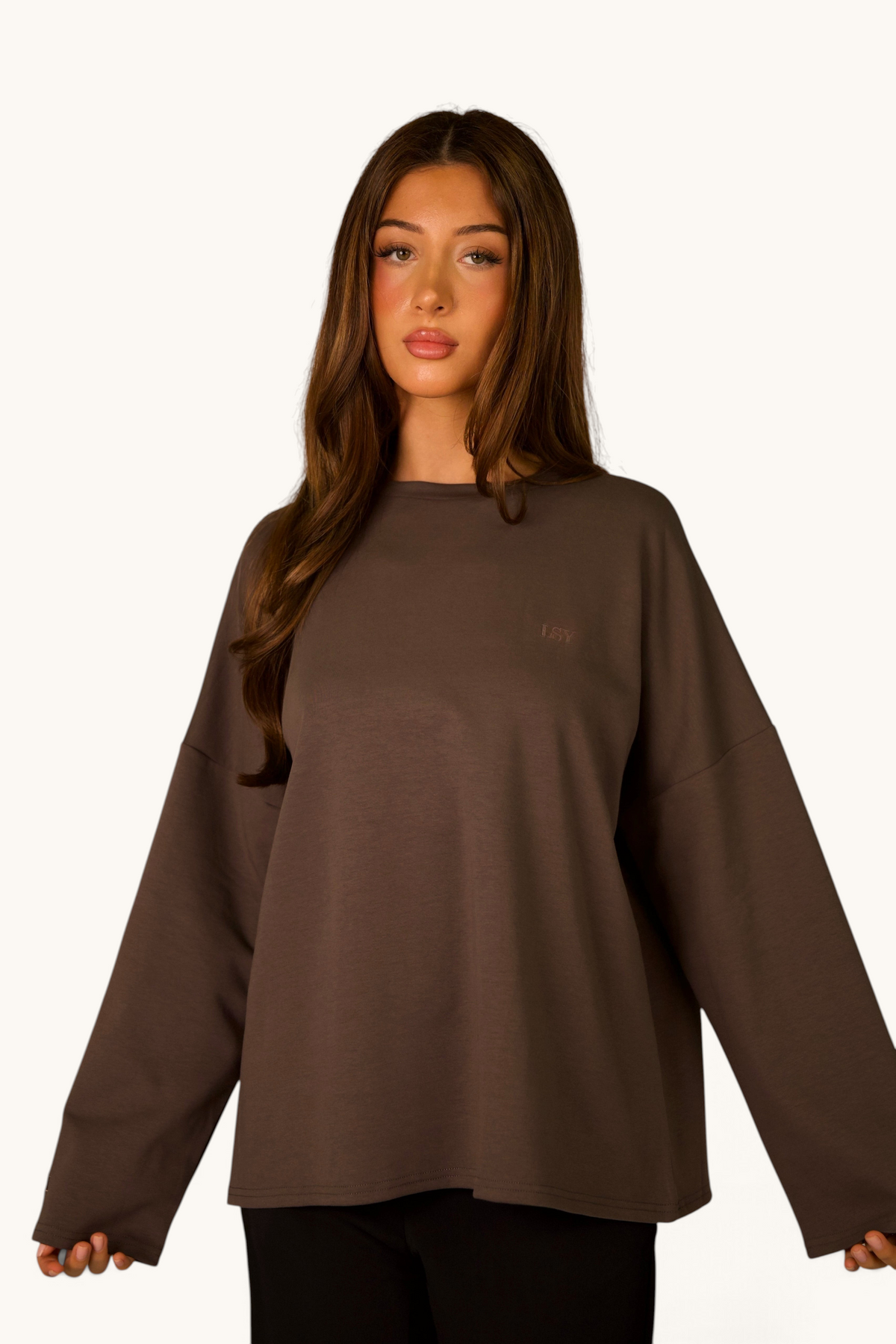 LOSYANA LSY Langarmshirt in Grau aus weicher Baumwolle mit lockerem Schnitt an einem Model