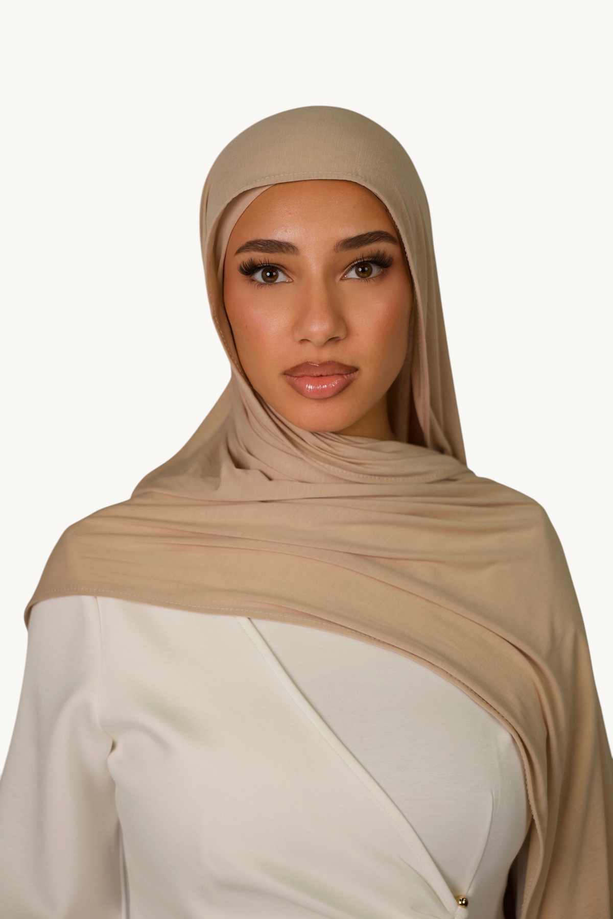 LOSYANA Breeze Jersey Hijab in goldenem Beige aus weichem Bambusstoff, getragen von einer Frau