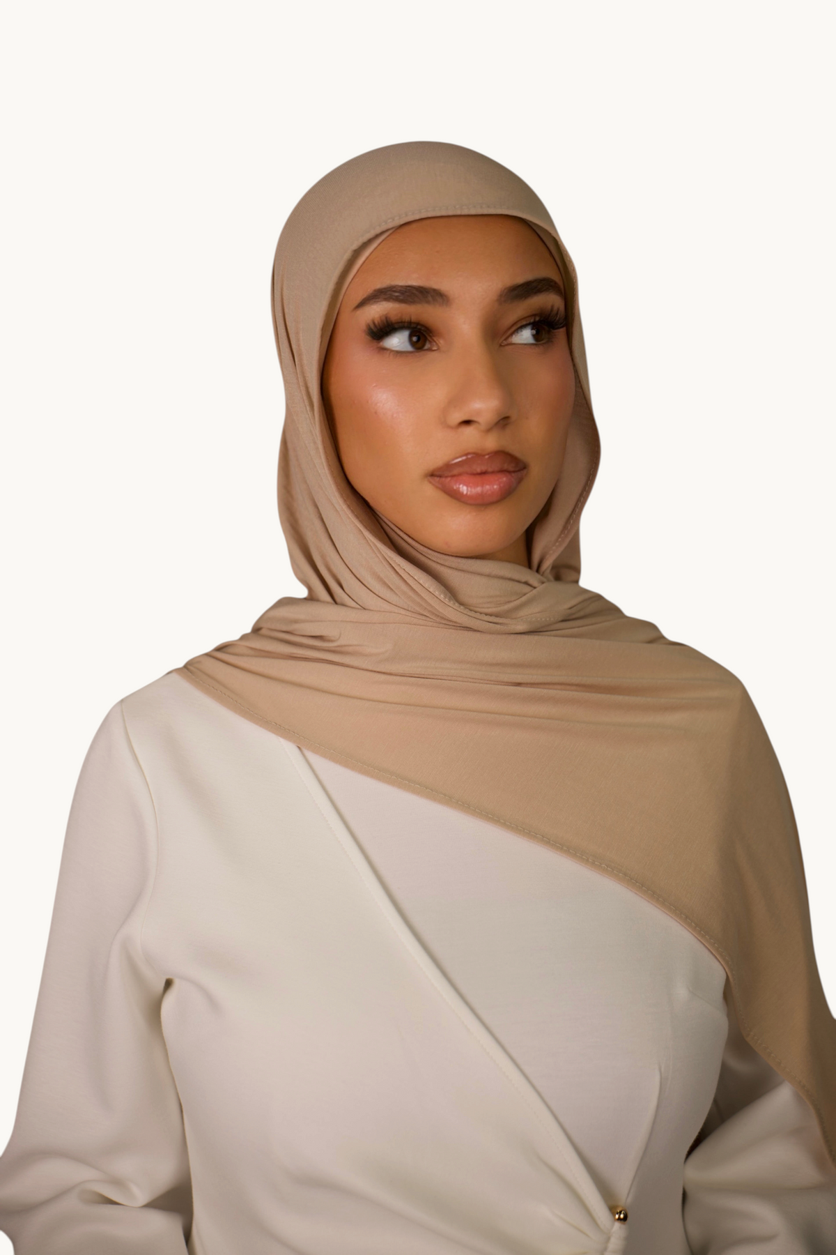 LOSYANA Breeze Jersey Hijab in Nude aus weichem Bambusstoff, getragen von einem Model vor neutralem Hintergrund.