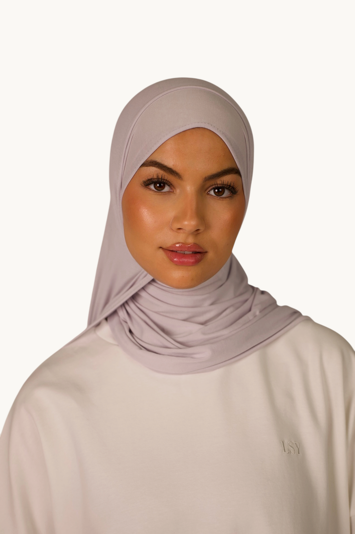 LOSYANA Breeze Jersey Hijab in Light Moon Farbe aus weichem Bambus-Jersey, getragen von einem Model.