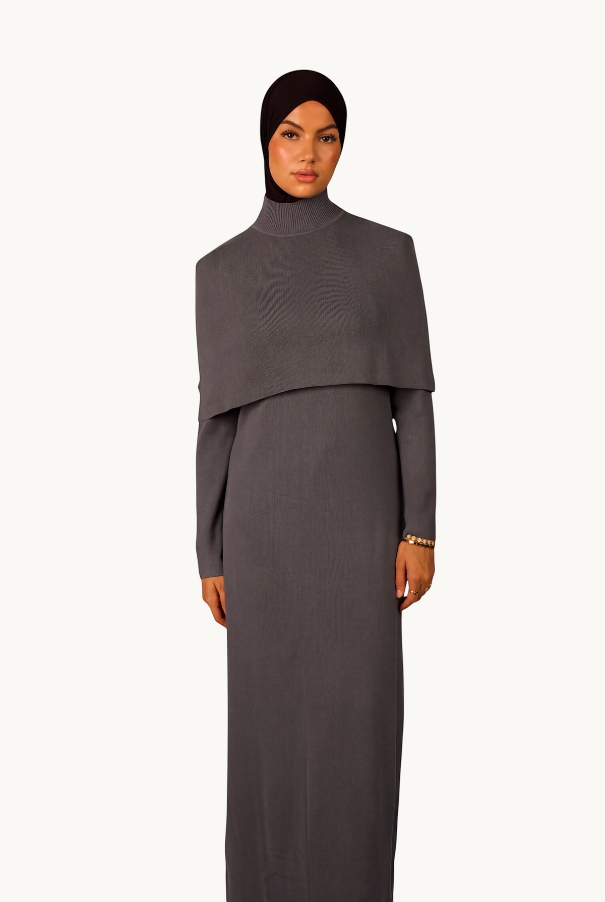 LOSYANA graues Strickkleid mit Cape-Overlay, Stehkragen und fließender Silhouette an einem Model mit schwarzem Hijab.