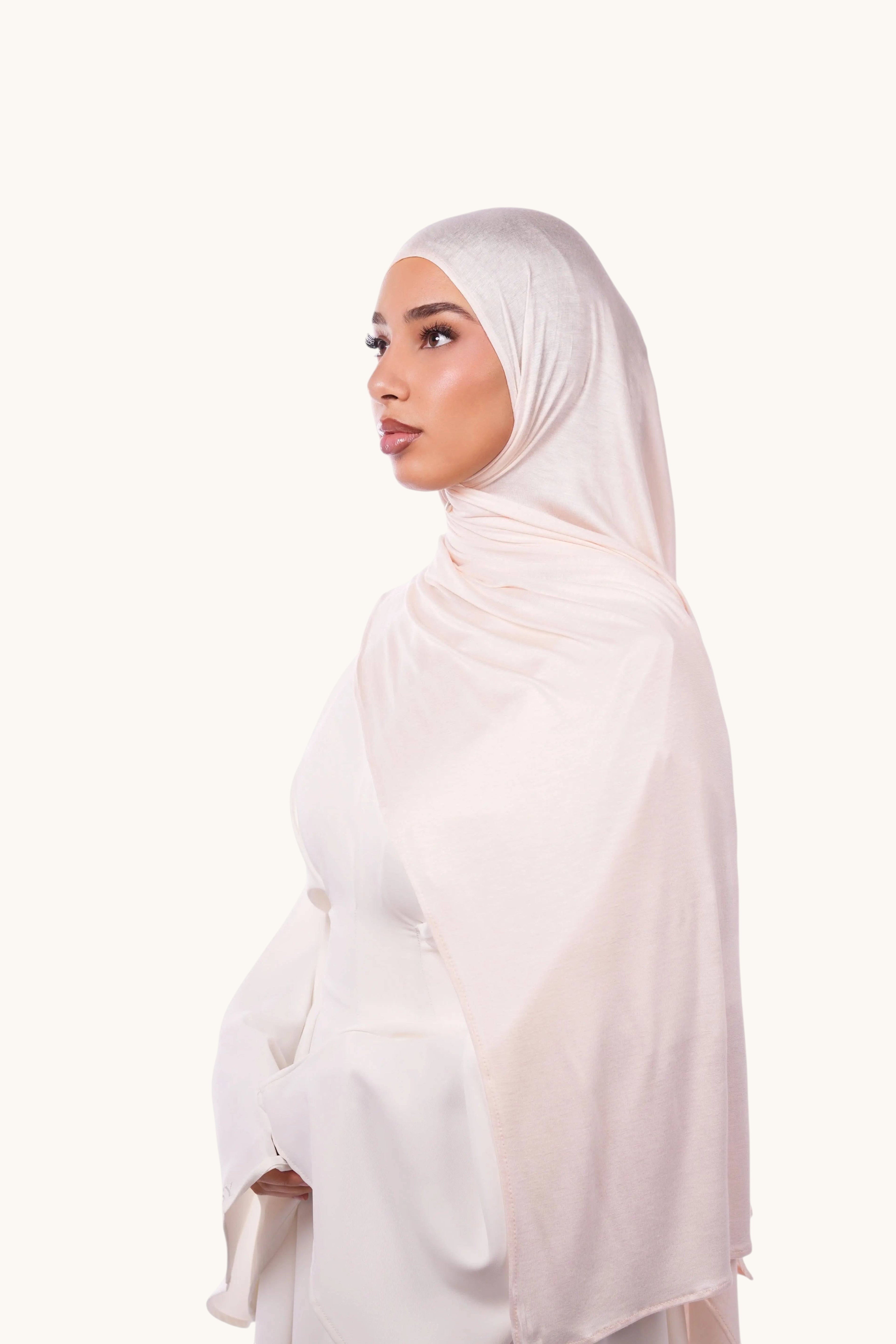 Weiches Bambus-Jersey in apricot-weiß von Losyana.Shop, zeigt die Textur und den feinen Stoff des Stoffes.