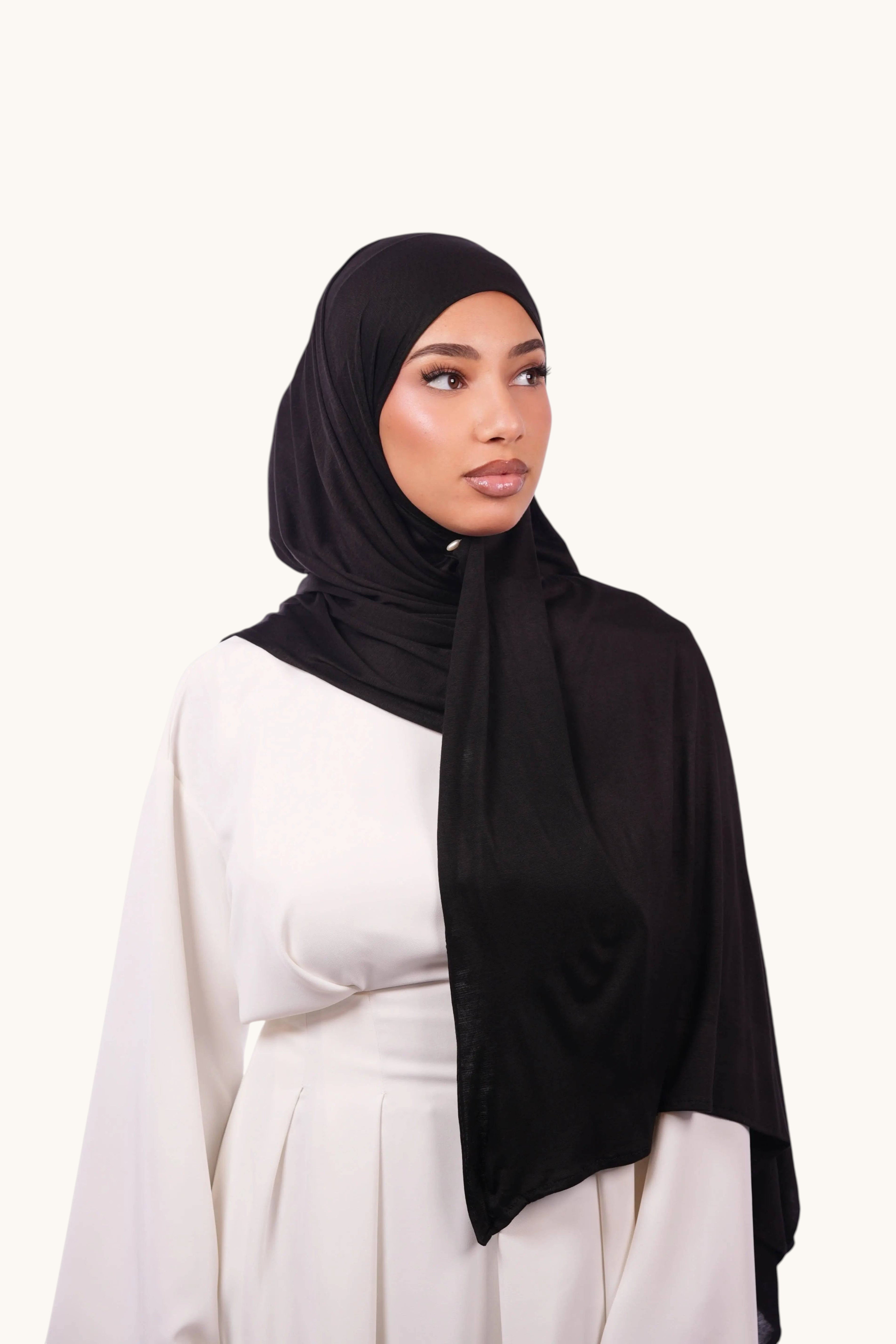 Schwarzes Bambus Jersey von Losyana.Shop, weiches und atmungsaktives Stoffmuster, nahe Aufnahmen des Stoffmaterials.