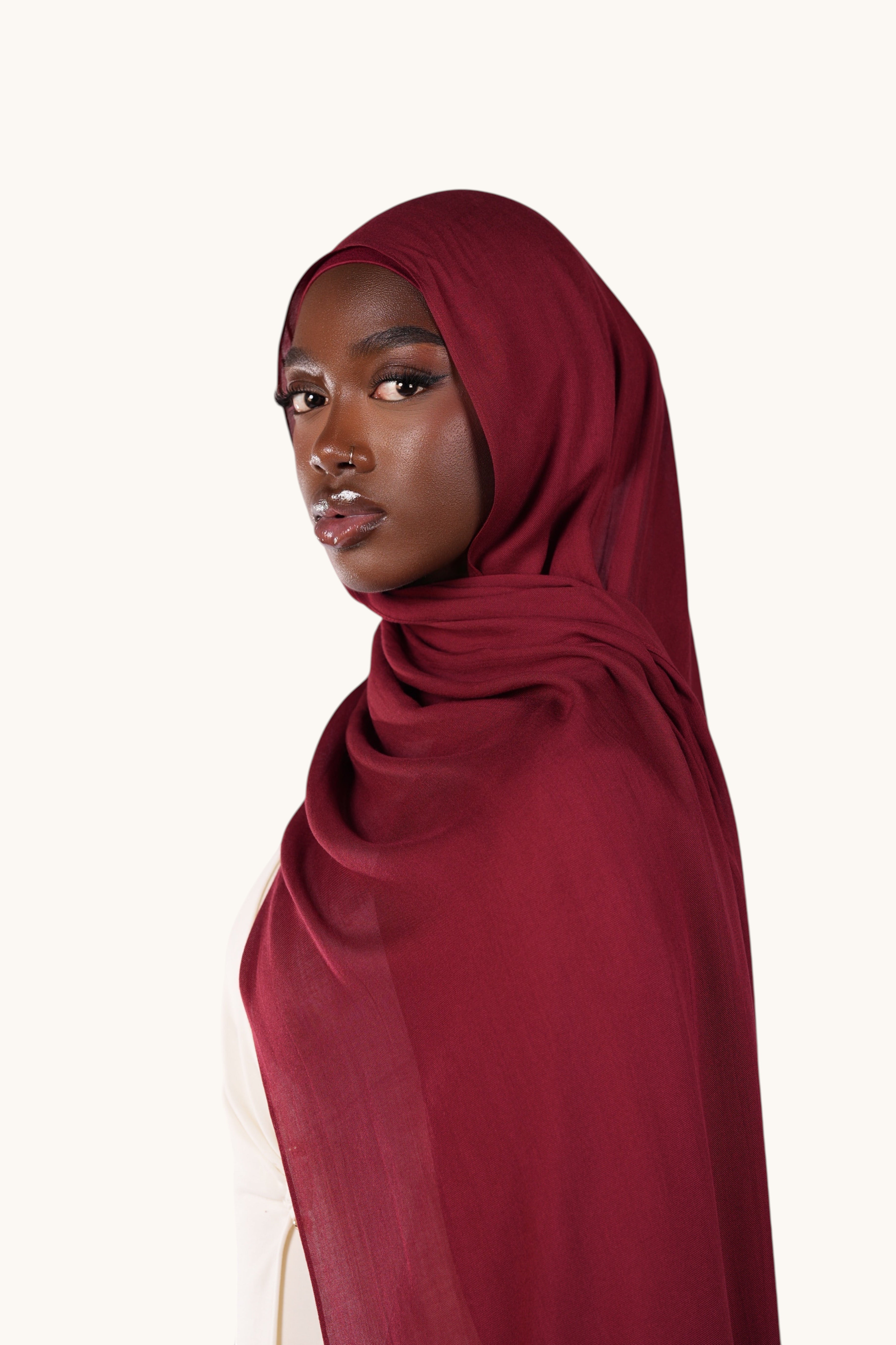 Leichter, bordeauxfarbener Modal-Hijab von LOSYANA, weiches Stoff, elegant und bequem für den Alltag getragen