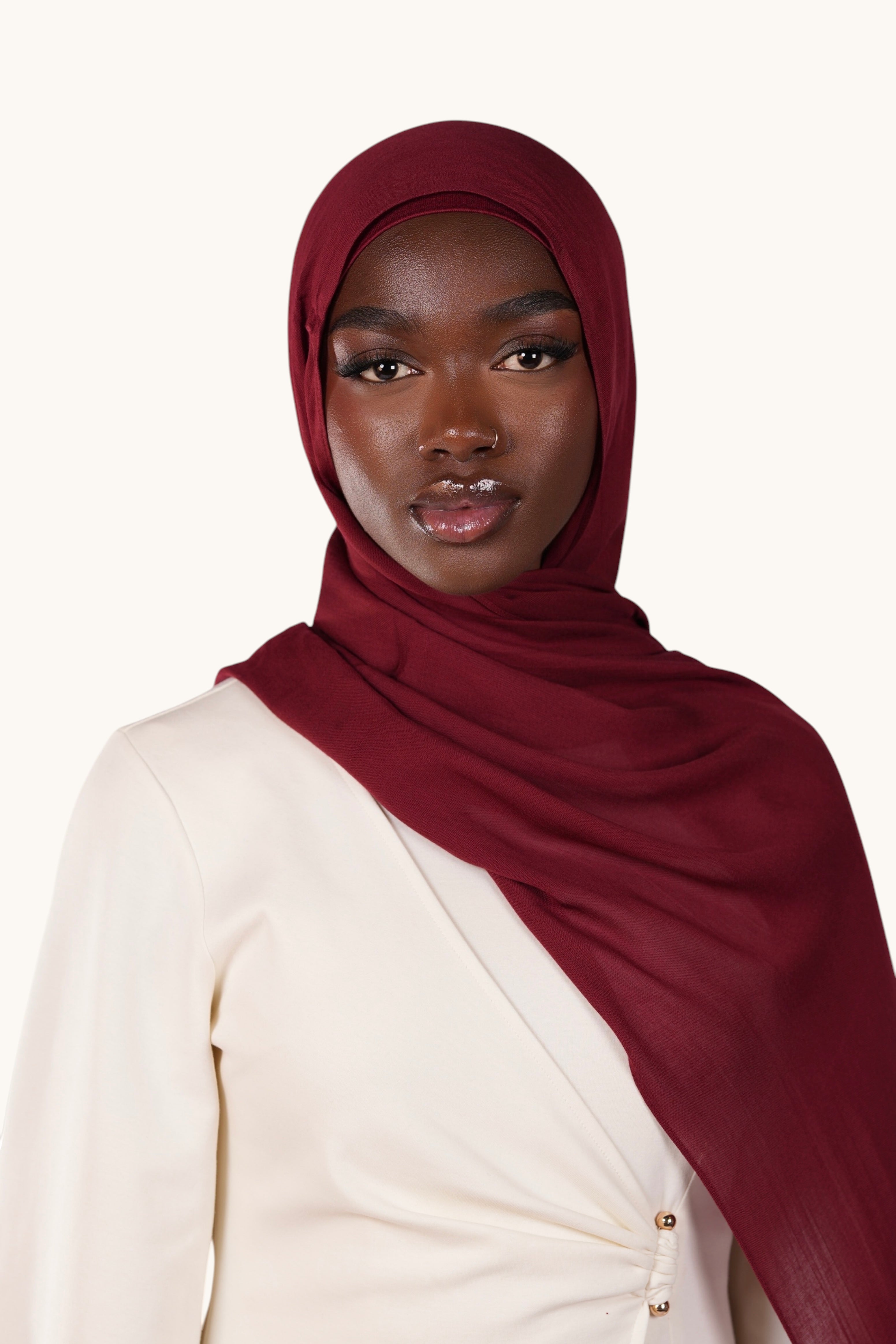 Leichter Modal-Hijab in Bordeaux von LOSYANA, weiche, atmungsaktive Stoffqualität, stilvoller Kopfbedeckung für Frauen.