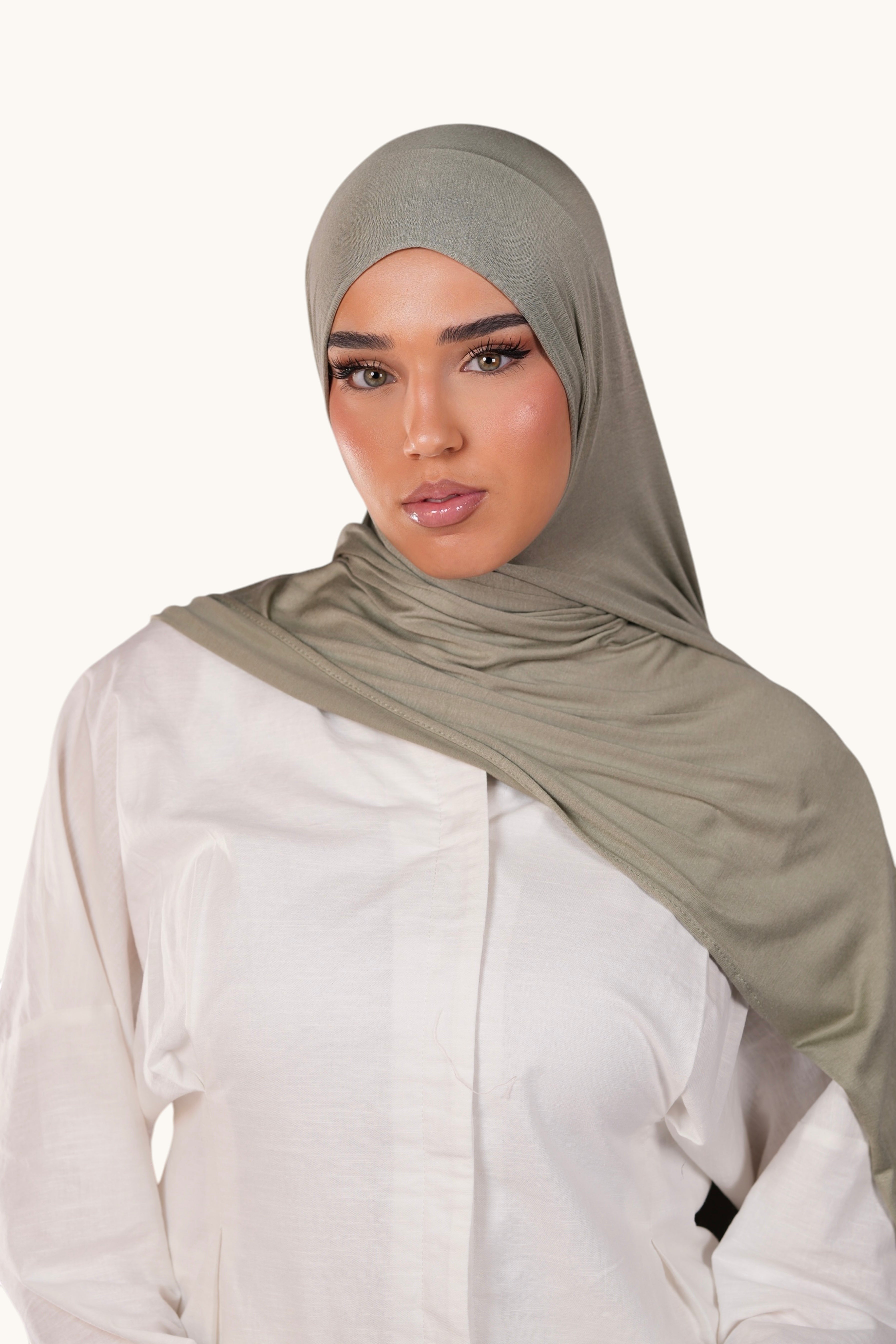 Weiche Bambus-Jersey mit Palmenmuster von Losyana.Shop, schöne Stoffstruktur und tropisches Design sichtbar.