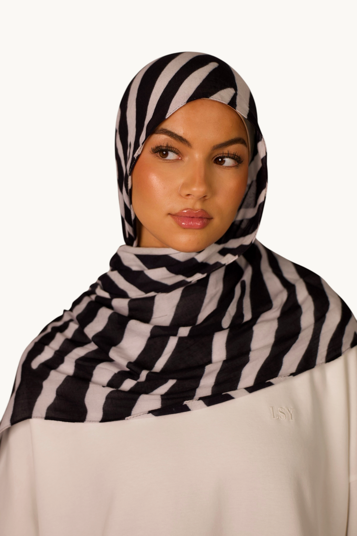 LOSYANA leichter Modal Hijab mit schwarz-weißem Zebramuster, getragen von einem Model mit passender Bone