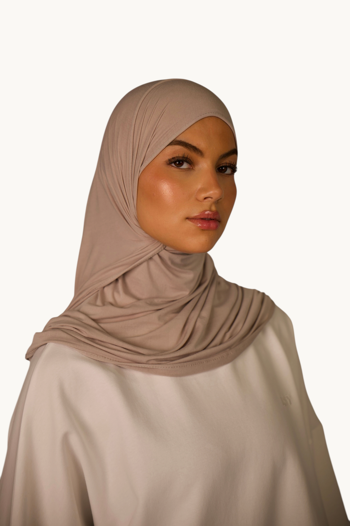 LOSYANA Breeze Jersey Hijab in Costa Cream aus weichem Bambusstoff, getragen von einem Model